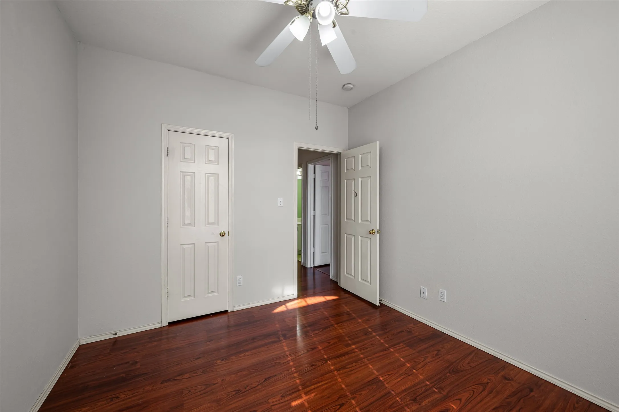 Single Family Residence For Sale in Tarrant County , 6014 Harwood Crossing Drive, Arlington, Texas 76018, 3 Bedroom, 2 Bathroom, 2 Garage spaces, 1,692 Sqft, built in 1999, mls#21374849, Real Estate Agent in Arlington, Homes For Sale in Tarrant county, Homes For Sale in Arlington, Realtor in Arlington Texas, Real Estate Brokerage Independent Realty Texas, Luminita Cordes Realtor