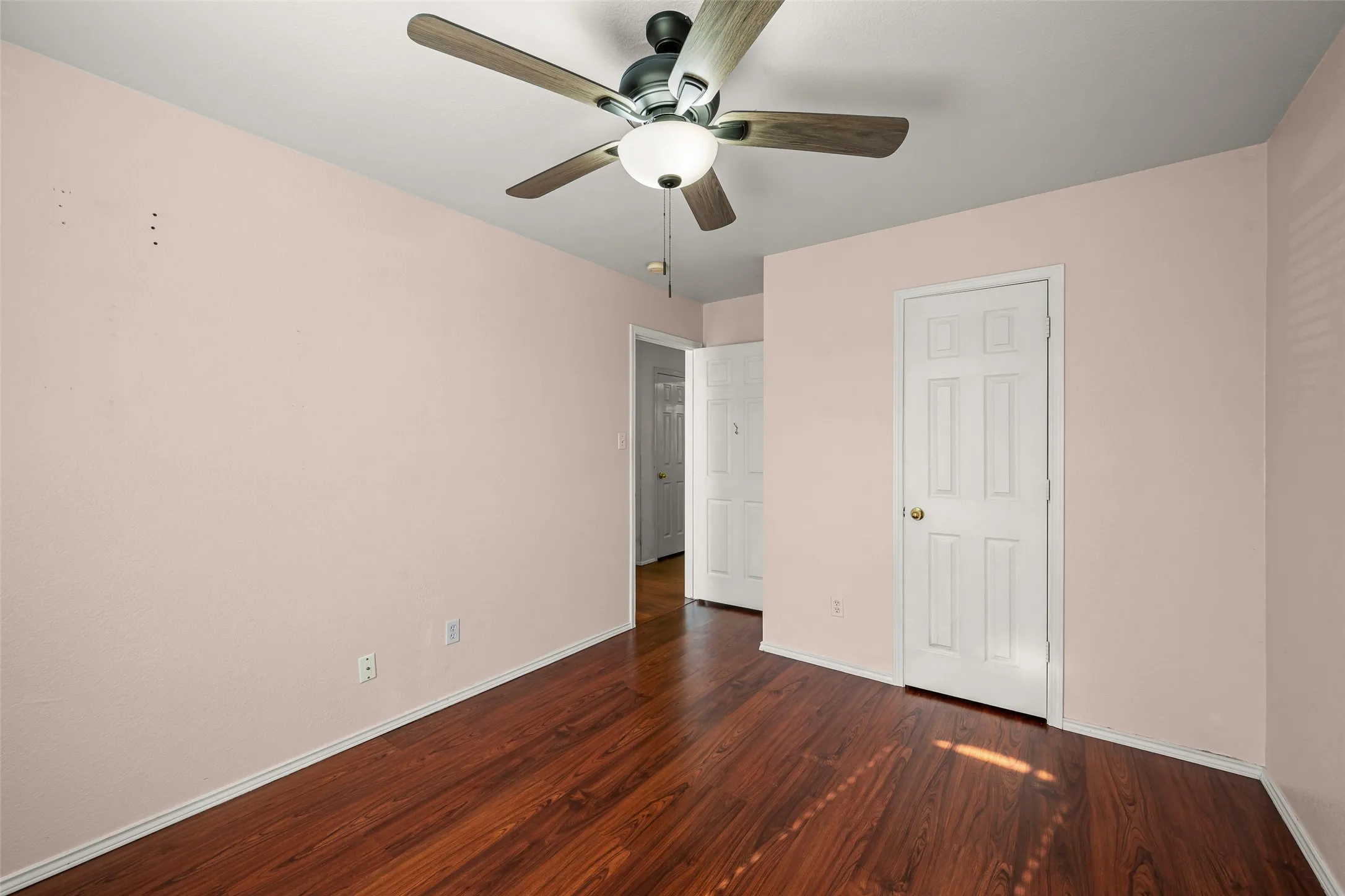 Single Family Residence For Sale in Tarrant County , 6014 Harwood Crossing Drive, Arlington, Texas 76018, 3 Bedroom, 2 Bathroom, 2 Garage spaces, 1,692 Sqft, built in 1999, mls#21374849, Real Estate Agent in Arlington, Homes For Sale in Tarrant county, Homes For Sale in Arlington, Realtor in Arlington Texas, Real Estate Brokerage Independent Realty Texas, Luminita Cordes Realtor