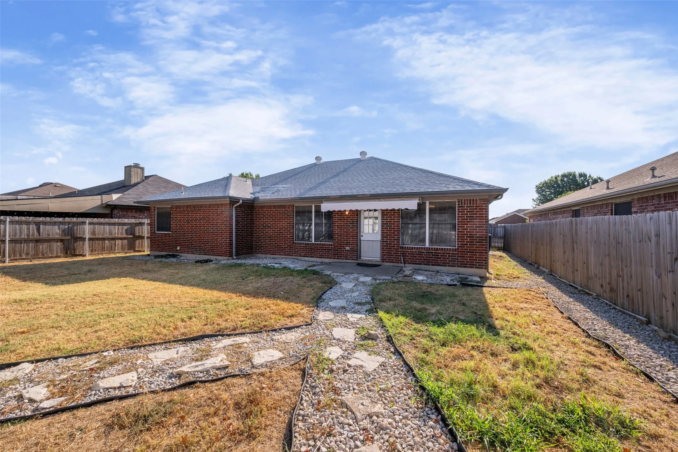 Single Family Residence For Sale in Tarrant County , 6014 Harwood Crossing Drive, Arlington, Texas 76018, 3 Bedroom, 2 Bathroom, 2 Garage spaces, 1,692 Sqft, built in 1999, mls#21374849, Real Estate Agent in Arlington, Homes For Sale in Tarrant county, Homes For Sale in Arlington, Realtor in Arlington Texas, Real Estate Brokerage Independent Realty Texas, Luminita Cordes Realtor