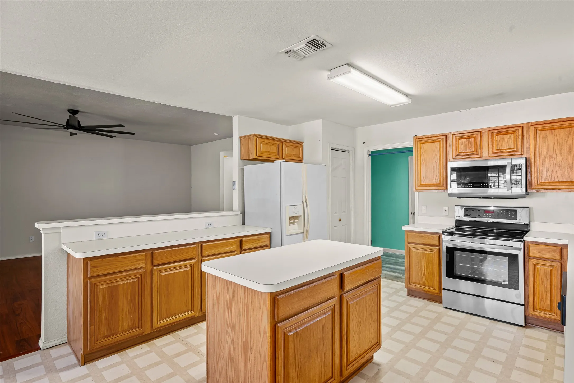 Single Family Residence For Sale in Tarrant County , 6014 Harwood Crossing Drive, Arlington, Texas 76018, 3 Bedroom, 2 Bathroom, 2 Garage spaces, 1,692 Sqft, built in 1999, mls#21374849, Real Estate Agent in Arlington, Homes For Sale in Tarrant county, Homes For Sale in Arlington, Realtor in Arlington Texas, Real Estate Brokerage Independent Realty Texas, Luminita Cordes Realtor