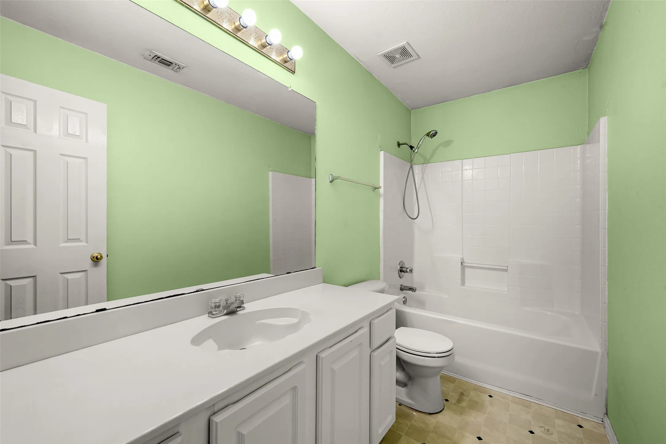 Single Family Residence For Sale in Tarrant County , 6014 Harwood Crossing Drive, Arlington, Texas 76018, 3 Bedroom, 2 Bathroom, 2 Garage spaces, 1,692 Sqft, built in 1999, mls#21374849, Real Estate Agent in Arlington, Homes For Sale in Tarrant county, Homes For Sale in Arlington, Realtor in Arlington Texas, Real Estate Brokerage Independent Realty Texas, Luminita Cordes Realtor