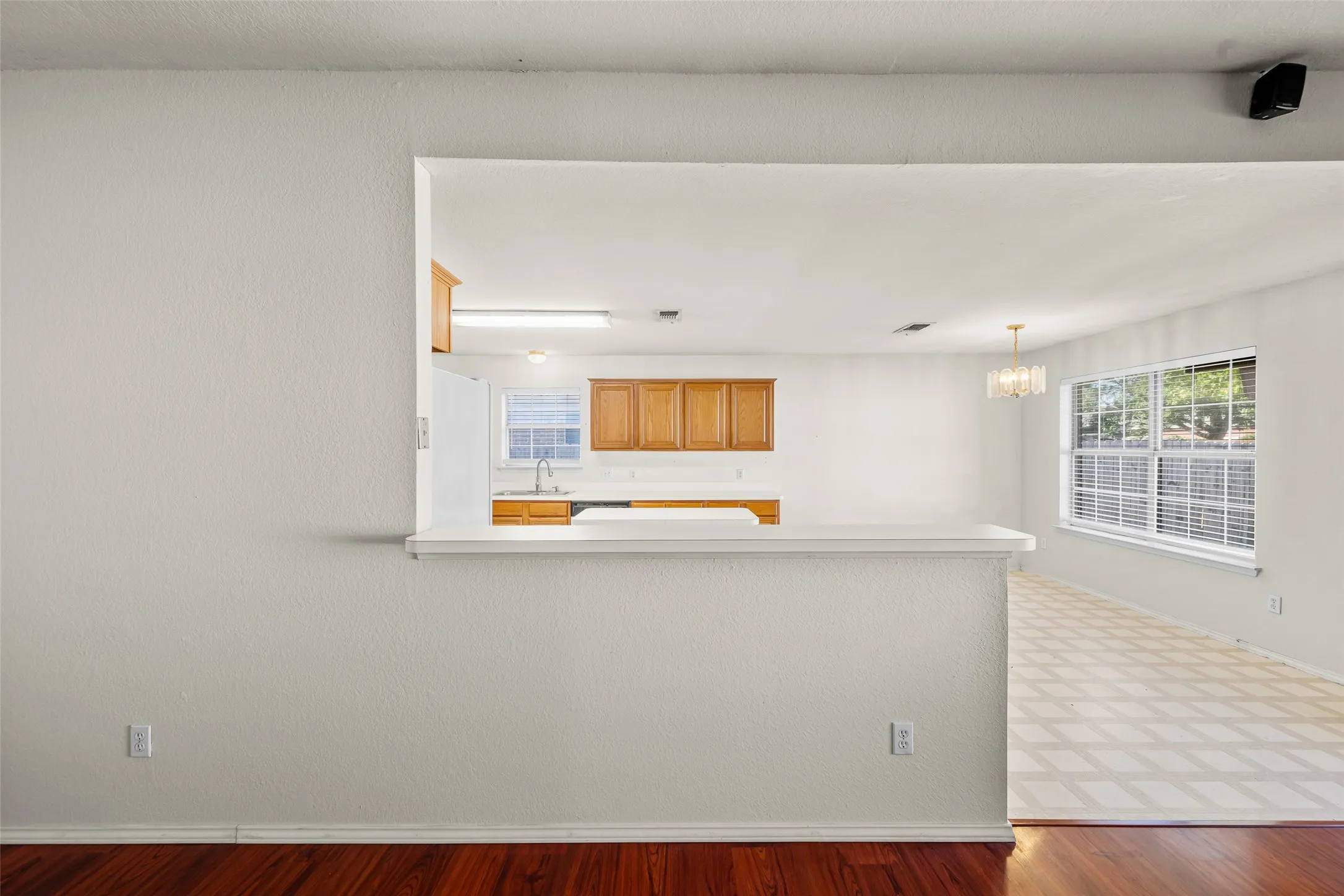 Single Family Residence For Sale in Tarrant County , 6014 Harwood Crossing Drive, Arlington, Texas 76018, 3 Bedroom, 2 Bathroom, 2 Garage spaces, 1,692 Sqft, built in 1999, mls#21374849, Real Estate Agent in Arlington, Homes For Sale in Tarrant county, Homes For Sale in Arlington, Realtor in Arlington Texas, Real Estate Brokerage Independent Realty Texas, Luminita Cordes Realtor
