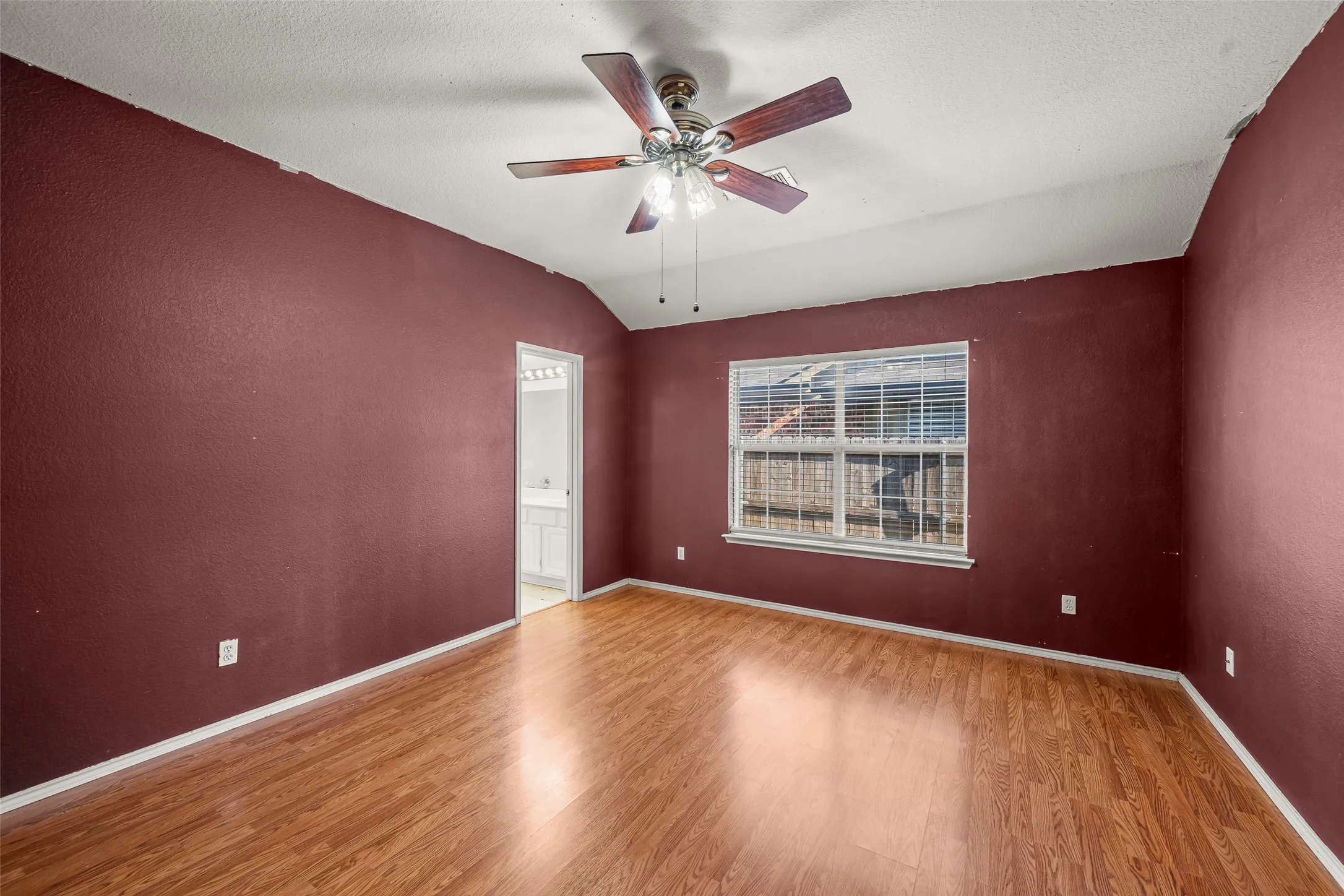 Single Family Residence For Sale in Tarrant County , 6014 Harwood Crossing Drive, Arlington, Texas 76018, 3 Bedroom, 2 Bathroom, 2 Garage spaces, 1,692 Sqft, built in 1999, mls#21374849, Real Estate Agent in Arlington, Homes For Sale in Tarrant county, Homes For Sale in Arlington, Realtor in Arlington Texas, Real Estate Brokerage Independent Realty Texas, Luminita Cordes Realtor