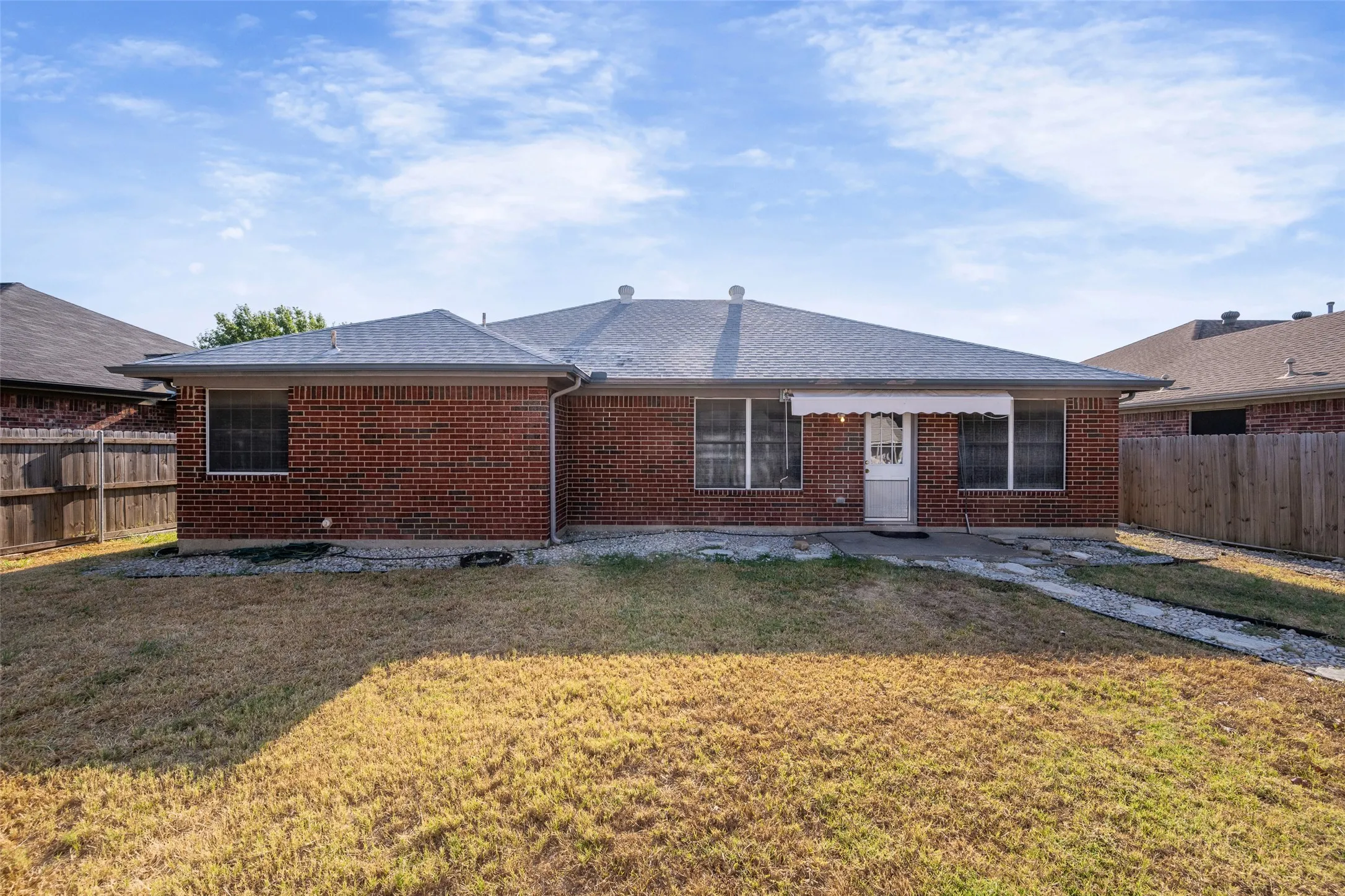 Single Family Residence For Sale in Tarrant County , 6014 Harwood Crossing Drive, Arlington, Texas 76018, 3 Bedroom, 2 Bathroom, 2 Garage spaces, 1,692 Sqft, built in 1999, mls#21374849, Real Estate Agent in Arlington, Homes For Sale in Tarrant county, Homes For Sale in Arlington, Realtor in Arlington Texas, Real Estate Brokerage Independent Realty Texas, Luminita Cordes Realtor
