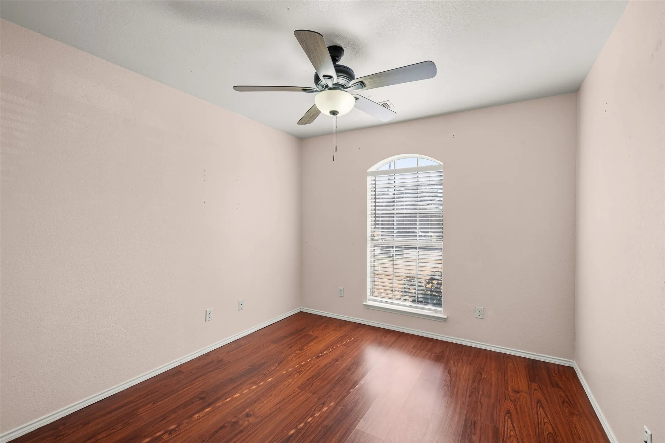 Single Family Residence For Sale in Tarrant County , 6014 Harwood Crossing Drive, Arlington, Texas 76018, 3 Bedroom, 2 Bathroom, 2 Garage spaces, 1,692 Sqft, built in 1999, mls#21374849, Real Estate Agent in Arlington, Homes For Sale in Tarrant county, Homes For Sale in Arlington, Realtor in Arlington Texas, Real Estate Brokerage Independent Realty Texas, Luminita Cordes Realtor