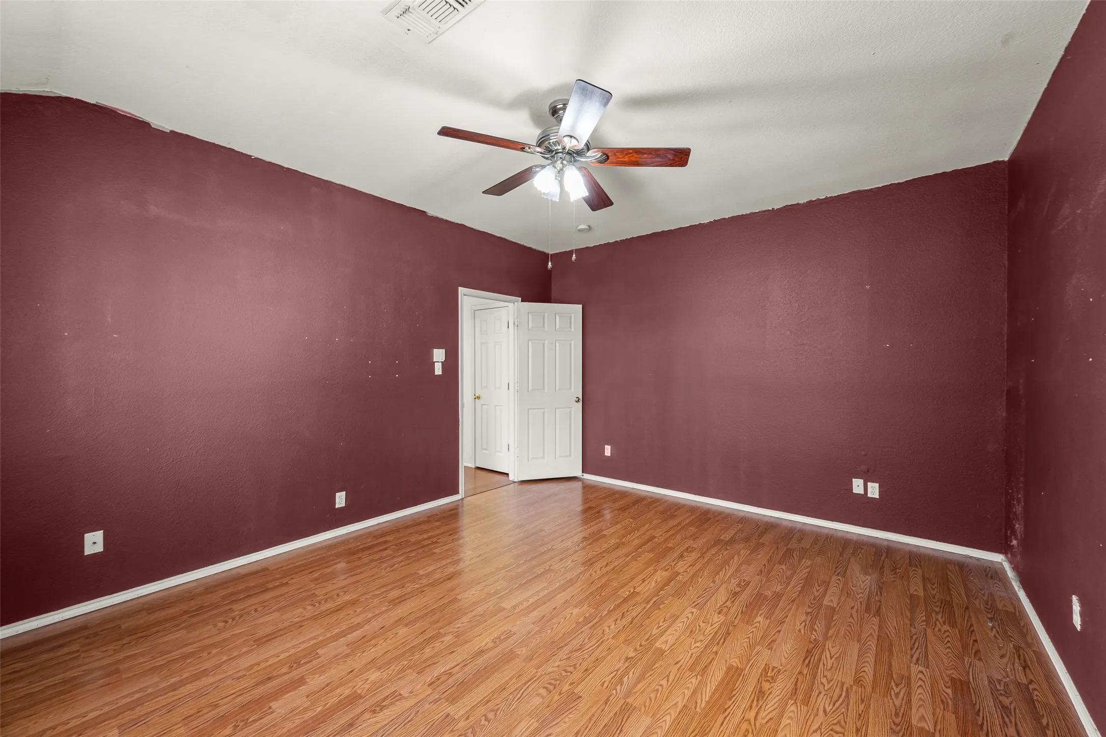 Single Family Residence For Sale in Tarrant County , 6014 Harwood Crossing Drive, Arlington, Texas 76018, 3 Bedroom, 2 Bathroom, 2 Garage spaces, 1,692 Sqft, built in 1999, mls#21374849, Real Estate Agent in Arlington, Homes For Sale in Tarrant county, Homes For Sale in Arlington, Realtor in Arlington Texas, Real Estate Brokerage Independent Realty Texas, Luminita Cordes Realtor