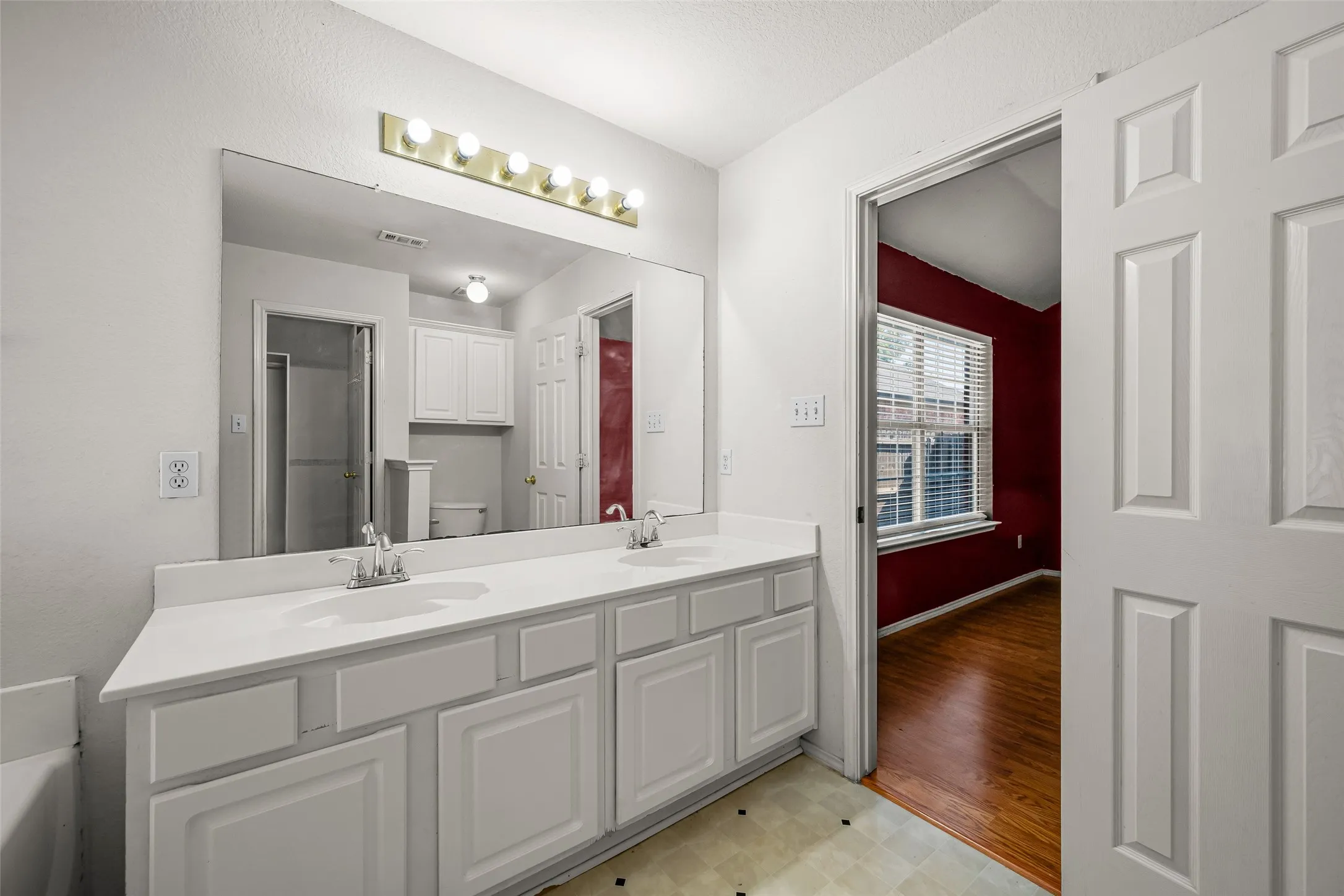 Single Family Residence For Sale in Tarrant County , 6014 Harwood Crossing Drive, Arlington, Texas 76018, 3 Bedroom, 2 Bathroom, 2 Garage spaces, 1,692 Sqft, built in 1999, mls#21374849, Real Estate Agent in Arlington, Homes For Sale in Tarrant county, Homes For Sale in Arlington, Realtor in Arlington Texas, Real Estate Brokerage Independent Realty Texas, Luminita Cordes Realtor