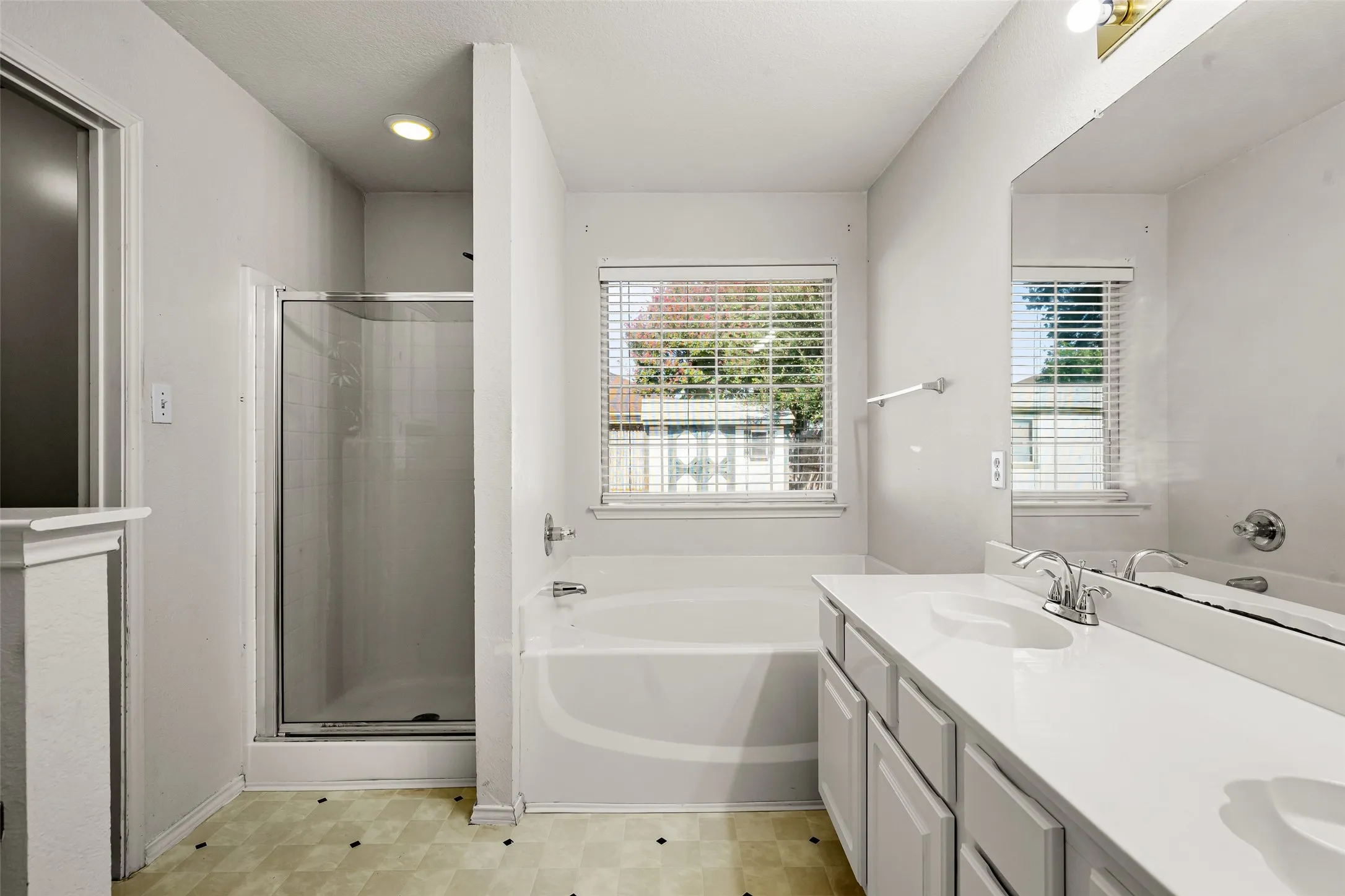 Single Family Residence For Sale in Tarrant County , 6014 Harwood Crossing Drive, Arlington, Texas 76018, 3 Bedroom, 2 Bathroom, 2 Garage spaces, 1,692 Sqft, built in 1999, mls#21374849, Real Estate Agent in Arlington, Homes For Sale in Tarrant county, Homes For Sale in Arlington, Realtor in Arlington Texas, Real Estate Brokerage Independent Realty Texas, Luminita Cordes Realtor