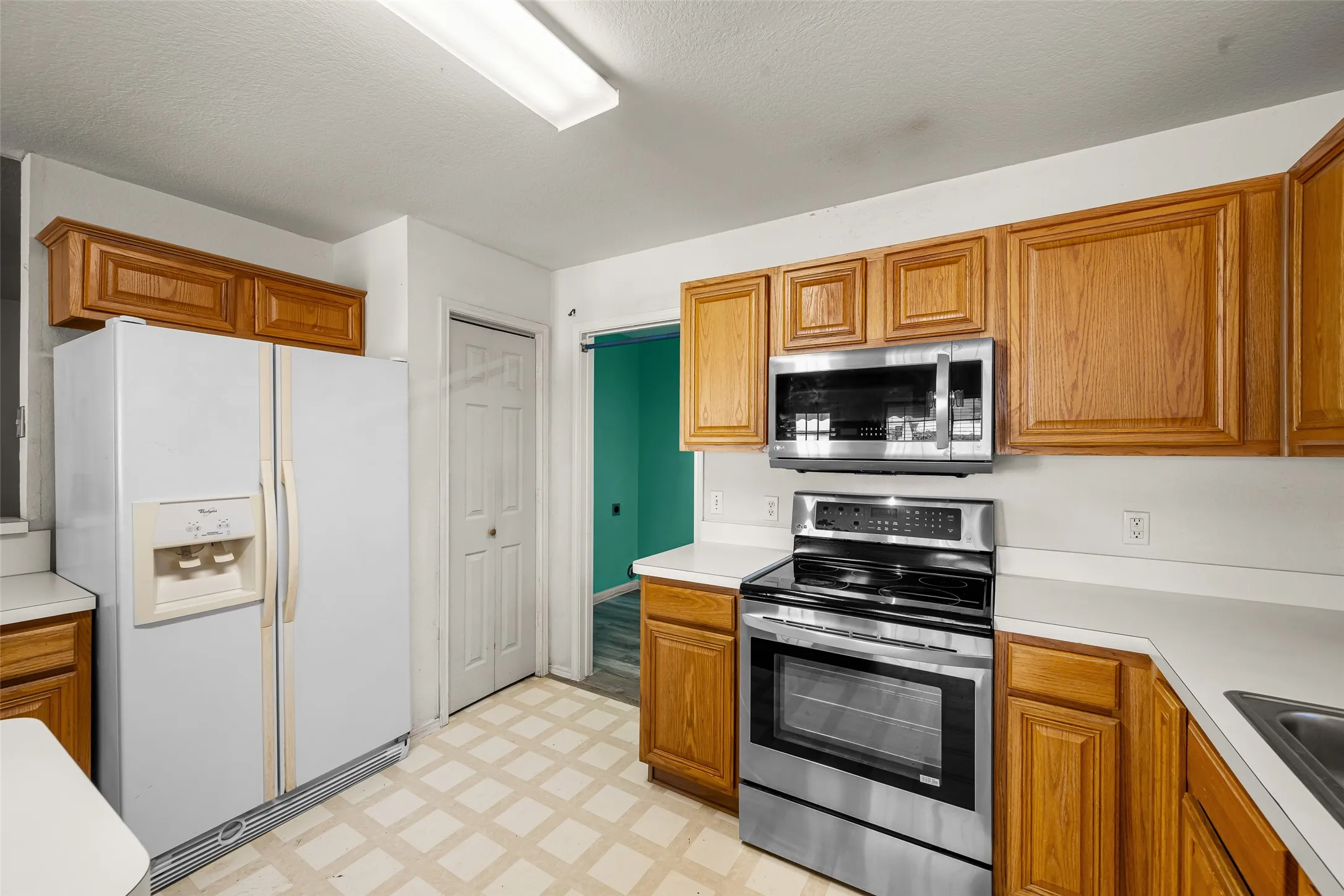 Single Family Residence For Sale in Tarrant County , 6014 Harwood Crossing Drive, Arlington, Texas 76018, 3 Bedroom, 2 Bathroom, 2 Garage spaces, 1,692 Sqft, built in 1999, mls#21374849, Real Estate Agent in Arlington, Homes For Sale in Tarrant county, Homes For Sale in Arlington, Realtor in Arlington Texas, Real Estate Brokerage Independent Realty Texas, Luminita Cordes Realtor