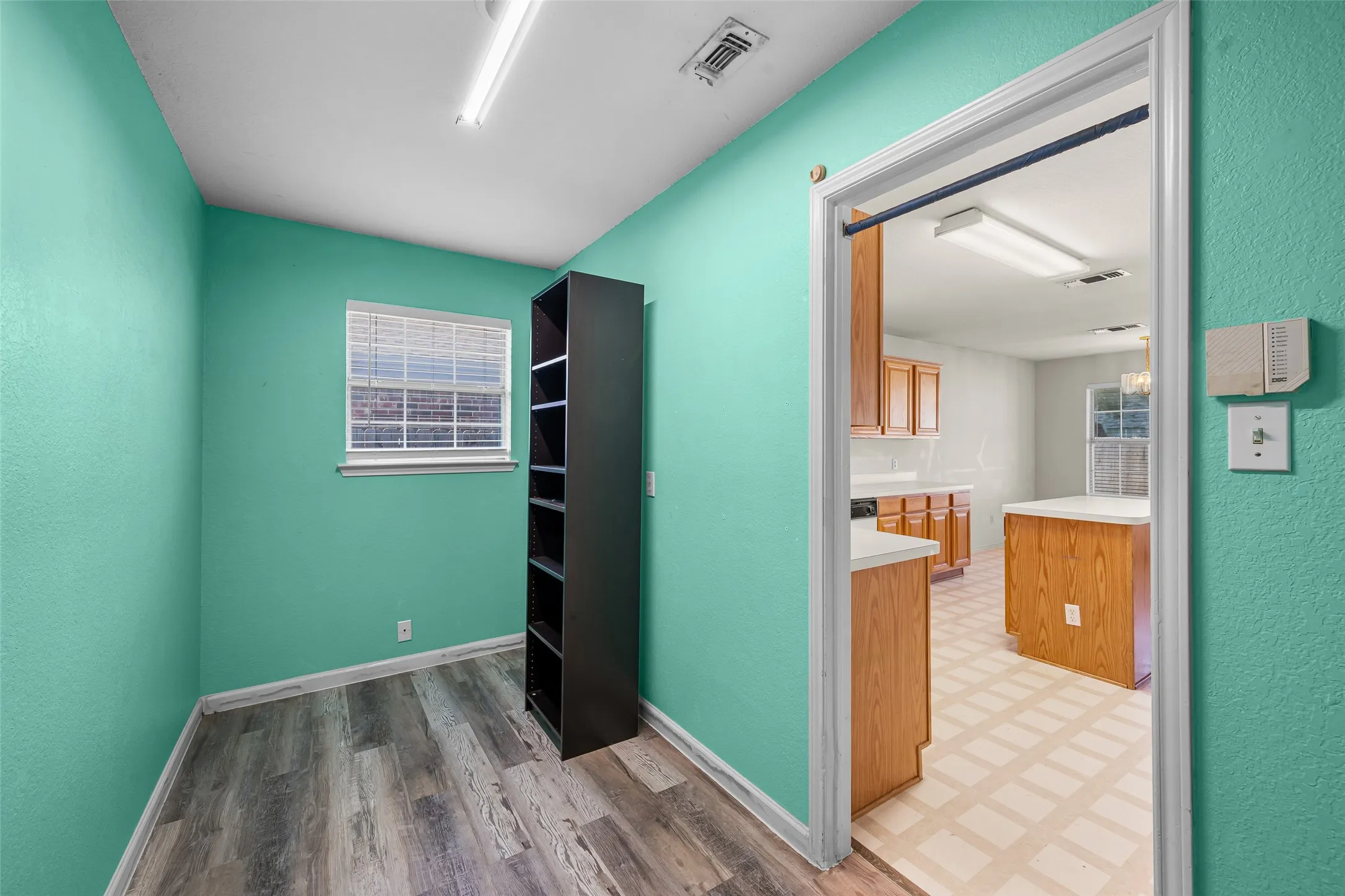 Single Family Residence For Sale in Tarrant County , 6014 Harwood Crossing Drive, Arlington, Texas 76018, 3 Bedroom, 2 Bathroom, 2 Garage spaces, 1,692 Sqft, built in 1999, mls#21374849, Real Estate Agent in Arlington, Homes For Sale in Tarrant county, Homes For Sale in Arlington, Realtor in Arlington Texas, Real Estate Brokerage Independent Realty Texas, Luminita Cordes Realtor