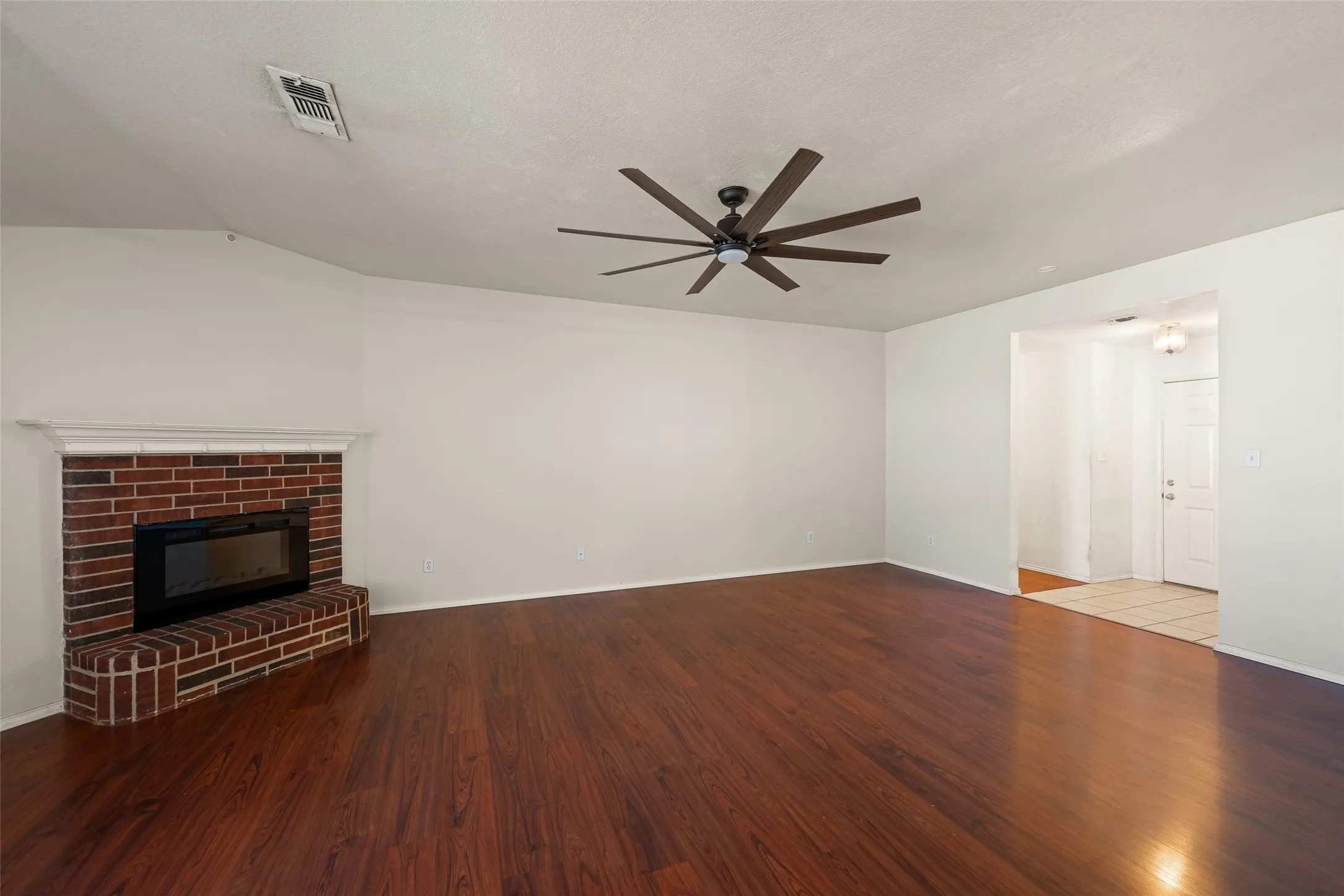 Single Family Residence For Sale in Tarrant County , 6014 Harwood Crossing Drive, Arlington, Texas 76018, 3 Bedroom, 2 Bathroom, 2 Garage spaces, 1,692 Sqft, built in 1999, mls#21374849, Real Estate Agent in Arlington, Homes For Sale in Tarrant county, Homes For Sale in Arlington, Realtor in Arlington Texas, Real Estate Brokerage Independent Realty Texas, Luminita Cordes Realtor
