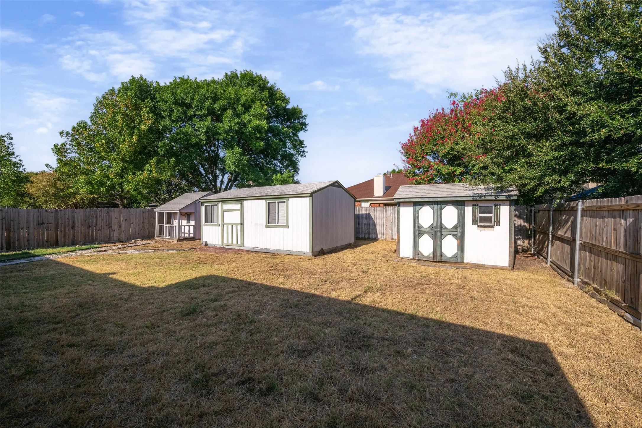 Single Family Residence For Sale in Tarrant County , 6014 Harwood Crossing Drive, Arlington, Texas 76018, 3 Bedroom, 2 Bathroom, 2 Garage spaces, 1,692 Sqft, built in 1999, mls#21374849, Real Estate Agent in Arlington, Homes For Sale in Tarrant county, Homes For Sale in Arlington, Realtor in Arlington Texas, Real Estate Brokerage Independent Realty Texas, Luminita Cordes Realtor
