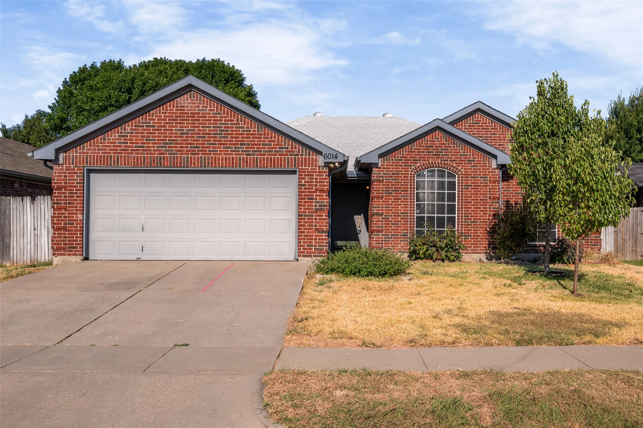 Single Family Residence For Sale in Tarrant County , 6014 Harwood Crossing Drive, Arlington, Texas 76018, 3 Bedroom, 2 Bathroom, 2 Garage spaces, 1,692 Sqft, built in 1999, mls#21374849, Real Estate Agent in Arlington, Homes For Sale in Tarrant county, Homes For Sale in Arlington, Realtor in Arlington Texas, Real Estate Brokerage Independent Realty Texas, Luminita Cordes Realtor