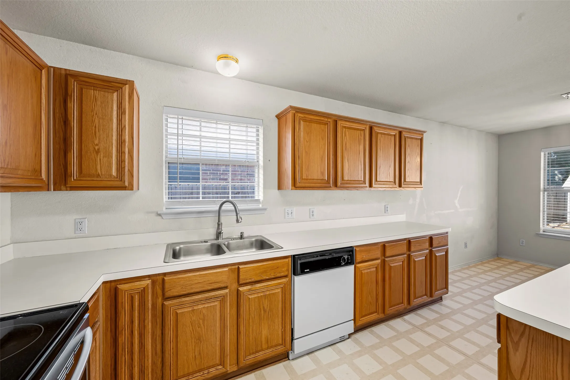 Single Family Residence For Sale in Tarrant County , 6014 Harwood Crossing Drive, Arlington, Texas 76018, 3 Bedroom, 2 Bathroom, 2 Garage spaces, 1,692 Sqft, built in 1999, mls#21374849, Real Estate Agent in Arlington, Homes For Sale in Tarrant county, Homes For Sale in Arlington, Realtor in Arlington Texas, Real Estate Brokerage Independent Realty Texas, Luminita Cordes Realtor