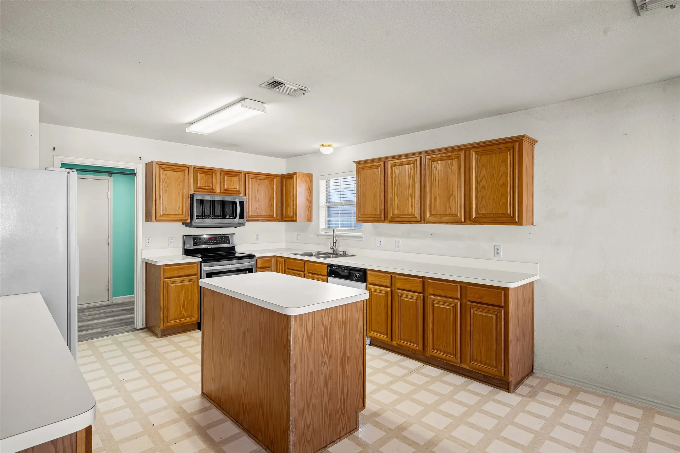 Single Family Residence For Sale in Tarrant County , 6014 Harwood Crossing Drive, Arlington, Texas 76018, 3 Bedroom, 2 Bathroom, 2 Garage spaces, 1,692 Sqft, built in 1999, mls#21374849, Real Estate Agent in Arlington, Homes For Sale in Tarrant county, Homes For Sale in Arlington, Realtor in Arlington Texas, Real Estate Brokerage Independent Realty Texas, Luminita Cordes Realtor