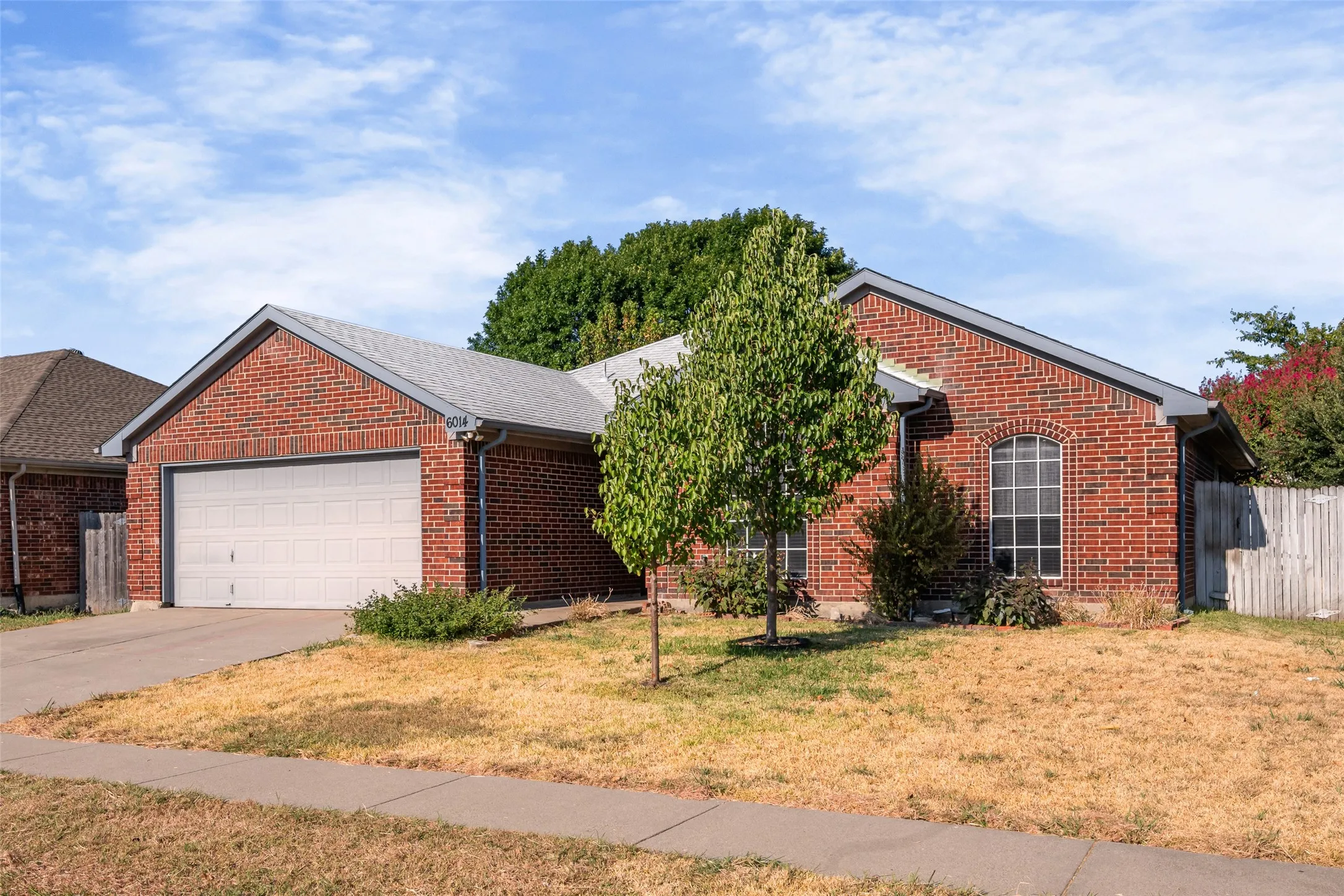 Single Family Residence For Sale in Tarrant County , 6014 Harwood Crossing Drive, Arlington, Texas 76018, 3 Bedroom, 2 Bathroom, 2 Garage spaces, 1,692 Sqft, built in 1999, mls#21374849, Real Estate Agent in Arlington, Homes For Sale in Tarrant county, Homes For Sale in Arlington, Realtor in Arlington Texas, Real Estate Brokerage Independent Realty Texas, Luminita Cordes Realtor