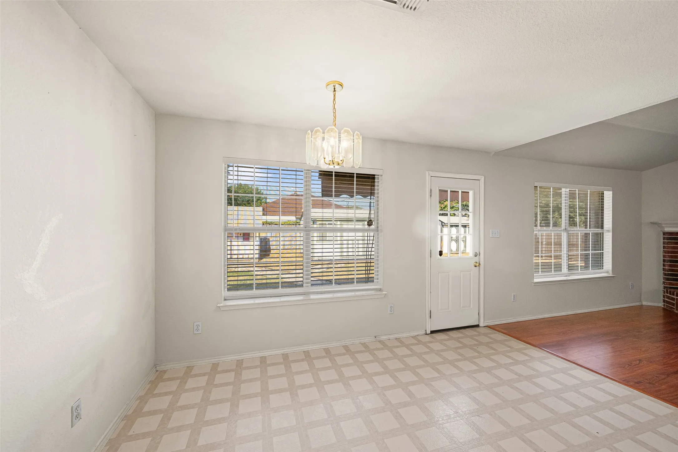 Single Family Residence For Sale in Tarrant County , 6014 Harwood Crossing Drive, Arlington, Texas 76018, 3 Bedroom, 2 Bathroom, 2 Garage spaces, 1,692 Sqft, built in 1999, mls#21374849, Real Estate Agent in Arlington, Homes For Sale in Tarrant county, Homes For Sale in Arlington, Realtor in Arlington Texas, Real Estate Brokerage Independent Realty Texas, Luminita Cordes Realtor