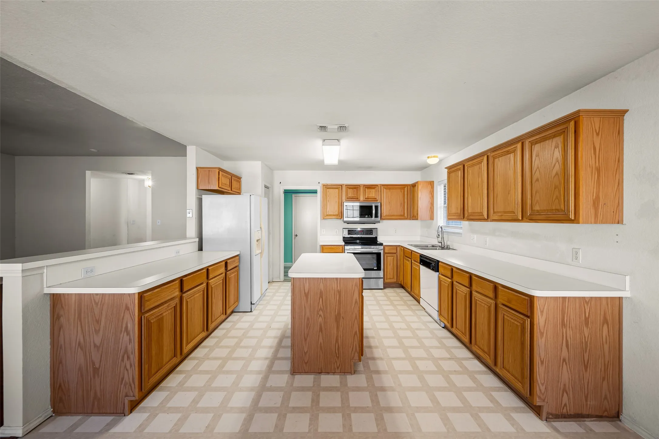 Single Family Residence For Sale in Tarrant County , 6014 Harwood Crossing Drive, Arlington, Texas 76018, 3 Bedroom, 2 Bathroom, 2 Garage spaces, 1,692 Sqft, built in 1999, mls#21374849, Real Estate Agent in Arlington, Homes For Sale in Tarrant county, Homes For Sale in Arlington, Realtor in Arlington Texas, Real Estate Brokerage Independent Realty Texas, Luminita Cordes Realtor