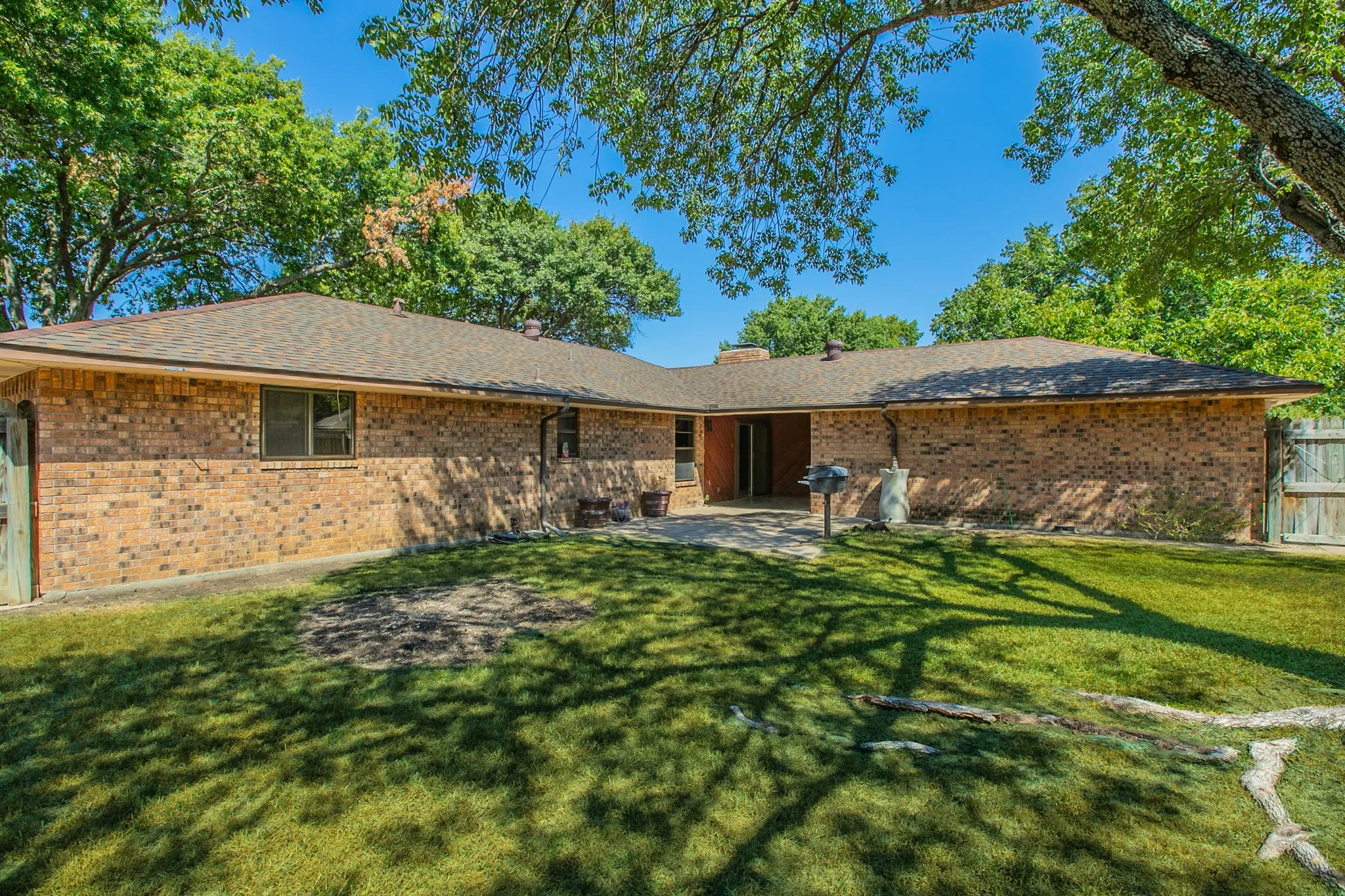 Single Family Residence For Sale in Dallas County , 528 Edmonds Way, De Soto, Texas 75115, 3 Bedroom, 2 Bathroom, 2 Garage spaces, 1,786 Sqft, built in 1978, mls#21376537, Real Estate Agent in De Soto, Homes For Sale in Dallas county, Homes For Sale in De Soto, Realtor in De Soto Texas, Real Estate Brokerage Independent Realty Texas, Luminita Cordes Realtor