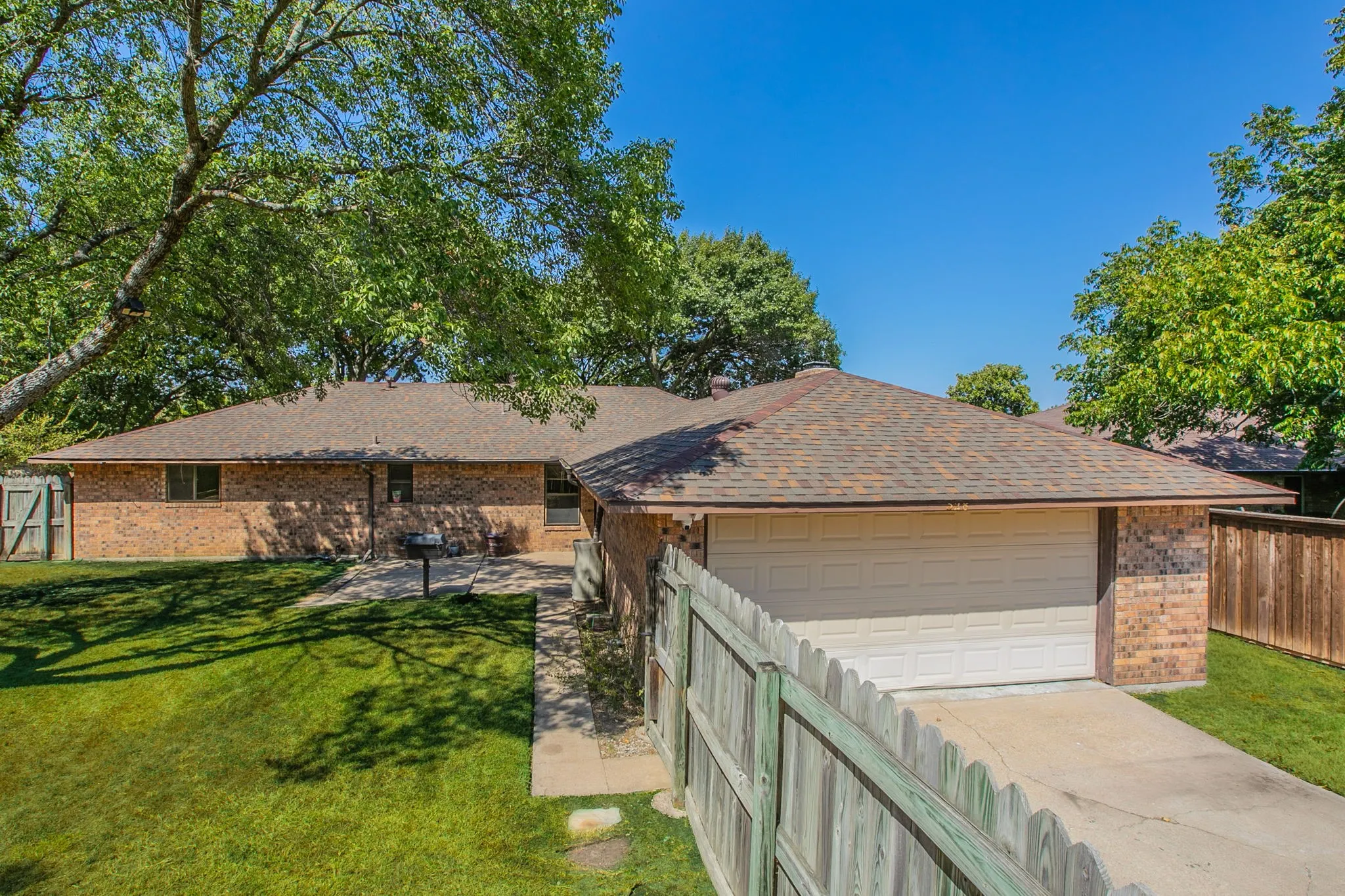 Single Family Residence For Sale in Dallas County , 528 Edmonds Way, De Soto, Texas 75115, 3 Bedroom, 2 Bathroom, 2 Garage spaces, 1,786 Sqft, built in 1978, mls#21376537, Real Estate Agent in De Soto, Homes For Sale in Dallas county, Homes For Sale in De Soto, Realtor in De Soto Texas, Real Estate Brokerage Independent Realty Texas, Luminita Cordes Realtor