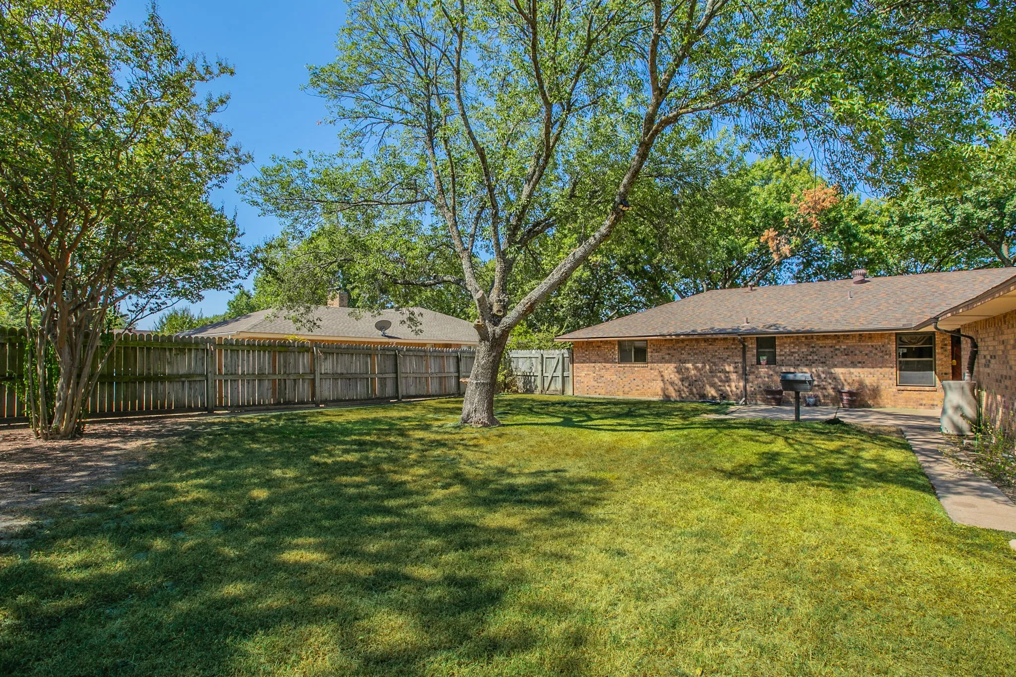 Single Family Residence For Sale in Dallas County , 528 Edmonds Way, De Soto, Texas 75115, 3 Bedroom, 2 Bathroom, 2 Garage spaces, 1,786 Sqft, built in 1978, mls#21376537, Real Estate Agent in De Soto, Homes For Sale in Dallas county, Homes For Sale in De Soto, Realtor in De Soto Texas, Real Estate Brokerage Independent Realty Texas, Luminita Cordes Realtor