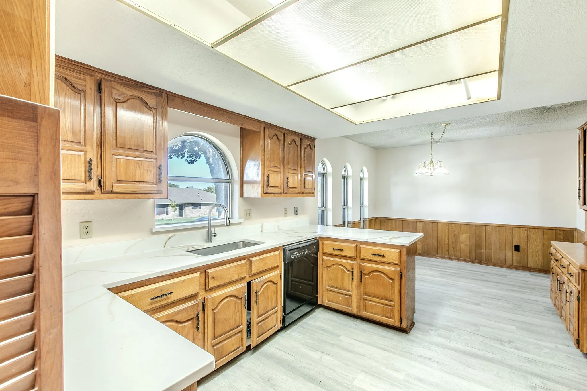Single Family Residence For Sale in Dallas County , 528 Edmonds Way, De Soto, Texas 75115, 3 Bedroom, 2 Bathroom, 2 Garage spaces, 1,786 Sqft, built in 1978, mls#21376537, Real Estate Agent in De Soto, Homes For Sale in Dallas county, Homes For Sale in De Soto, Realtor in De Soto Texas, Real Estate Brokerage Independent Realty Texas, Luminita Cordes Realtor