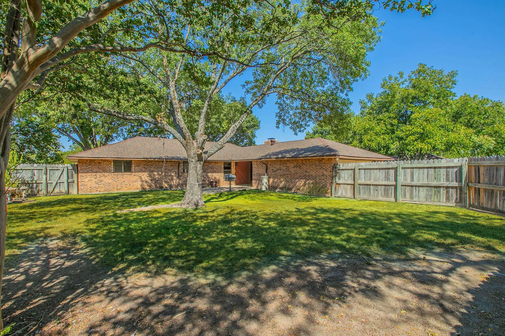 Single Family Residence For Sale in Dallas County , 528 Edmonds Way, De Soto, Texas 75115, 3 Bedroom, 2 Bathroom, 2 Garage spaces, 1,786 Sqft, built in 1978, mls#21376537, Real Estate Agent in De Soto, Homes For Sale in Dallas county, Homes For Sale in De Soto, Realtor in De Soto Texas, Real Estate Brokerage Independent Realty Texas, Luminita Cordes Realtor