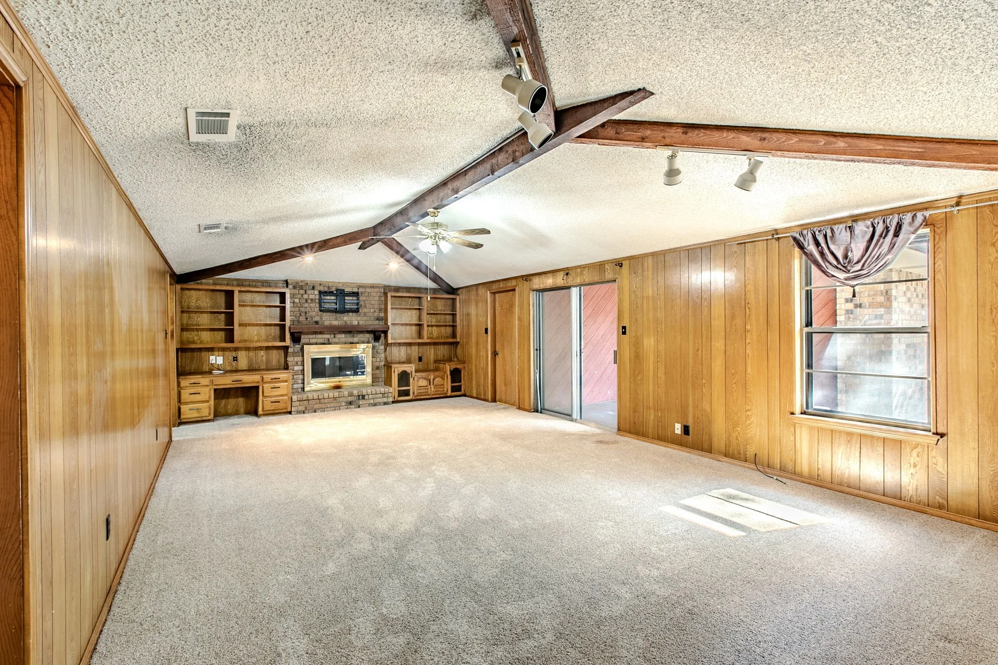 Single Family Residence For Sale in Dallas County , 528 Edmonds Way, De Soto, Texas 75115, 3 Bedroom, 2 Bathroom, 2 Garage spaces, 1,786 Sqft, built in 1978, mls#21376537, Real Estate Agent in De Soto, Homes For Sale in Dallas county, Homes For Sale in De Soto, Realtor in De Soto Texas, Real Estate Brokerage Independent Realty Texas, Luminita Cordes Realtor