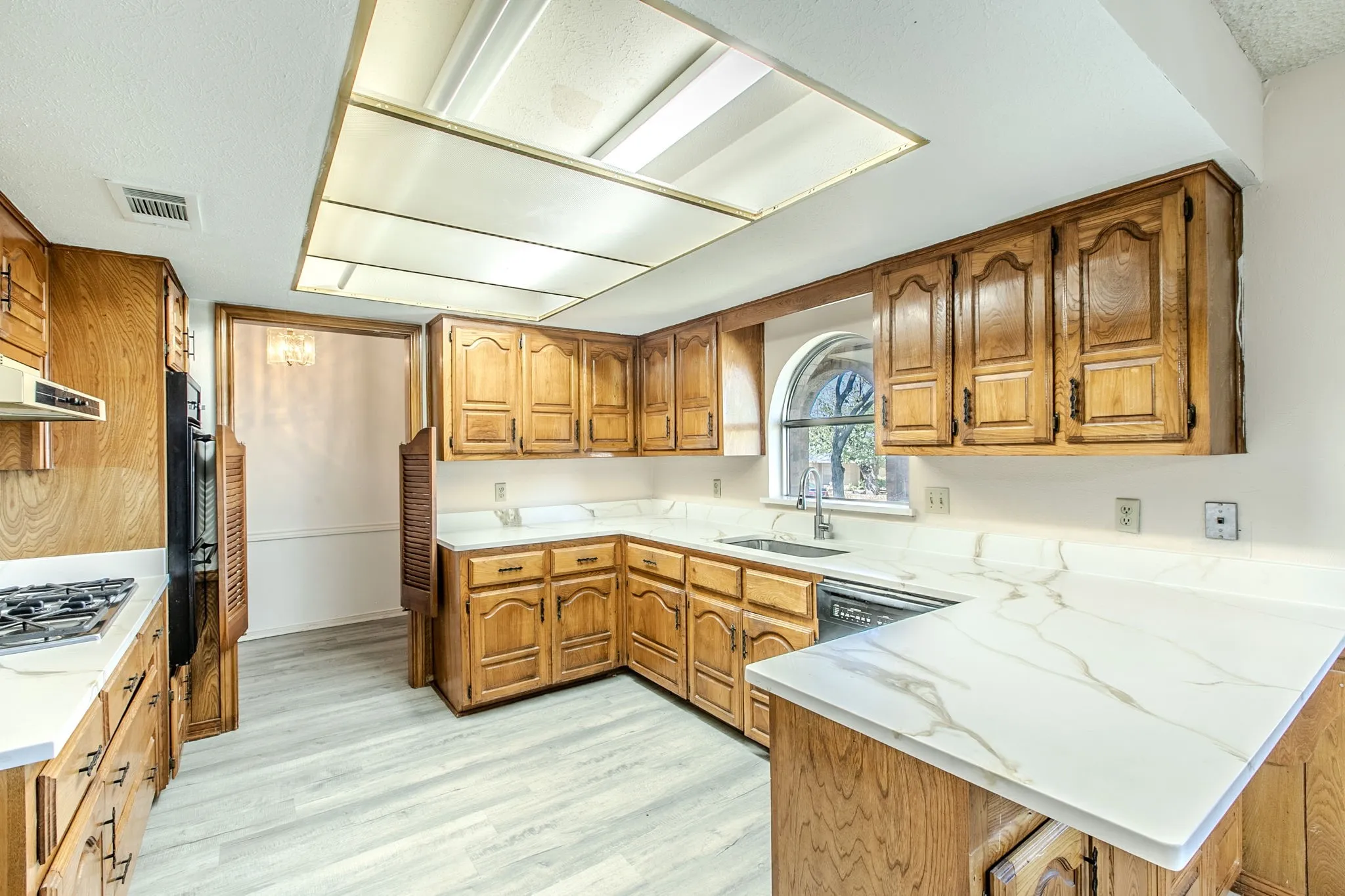 Single Family Residence For Sale in Dallas County , 528 Edmonds Way, De Soto, Texas 75115, 3 Bedroom, 2 Bathroom, 2 Garage spaces, 1,786 Sqft, built in 1978, mls#21376537, Real Estate Agent in De Soto, Homes For Sale in Dallas county, Homes For Sale in De Soto, Realtor in De Soto Texas, Real Estate Brokerage Independent Realty Texas, Luminita Cordes Realtor