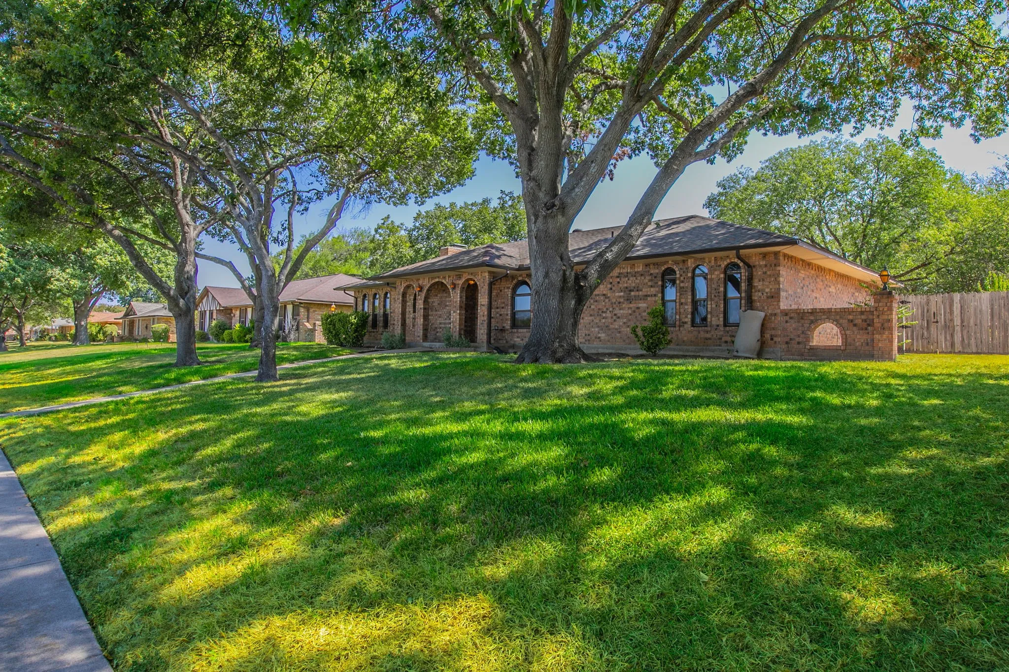 Single Family Residence For Sale in Dallas County , 528 Edmonds Way, De Soto, Texas 75115, 3 Bedroom, 2 Bathroom, 2 Garage spaces, 1,786 Sqft, built in 1978, mls#21376537, Real Estate Agent in De Soto, Homes For Sale in Dallas county, Homes For Sale in De Soto, Realtor in De Soto Texas, Real Estate Brokerage Independent Realty Texas, Luminita Cordes Realtor
