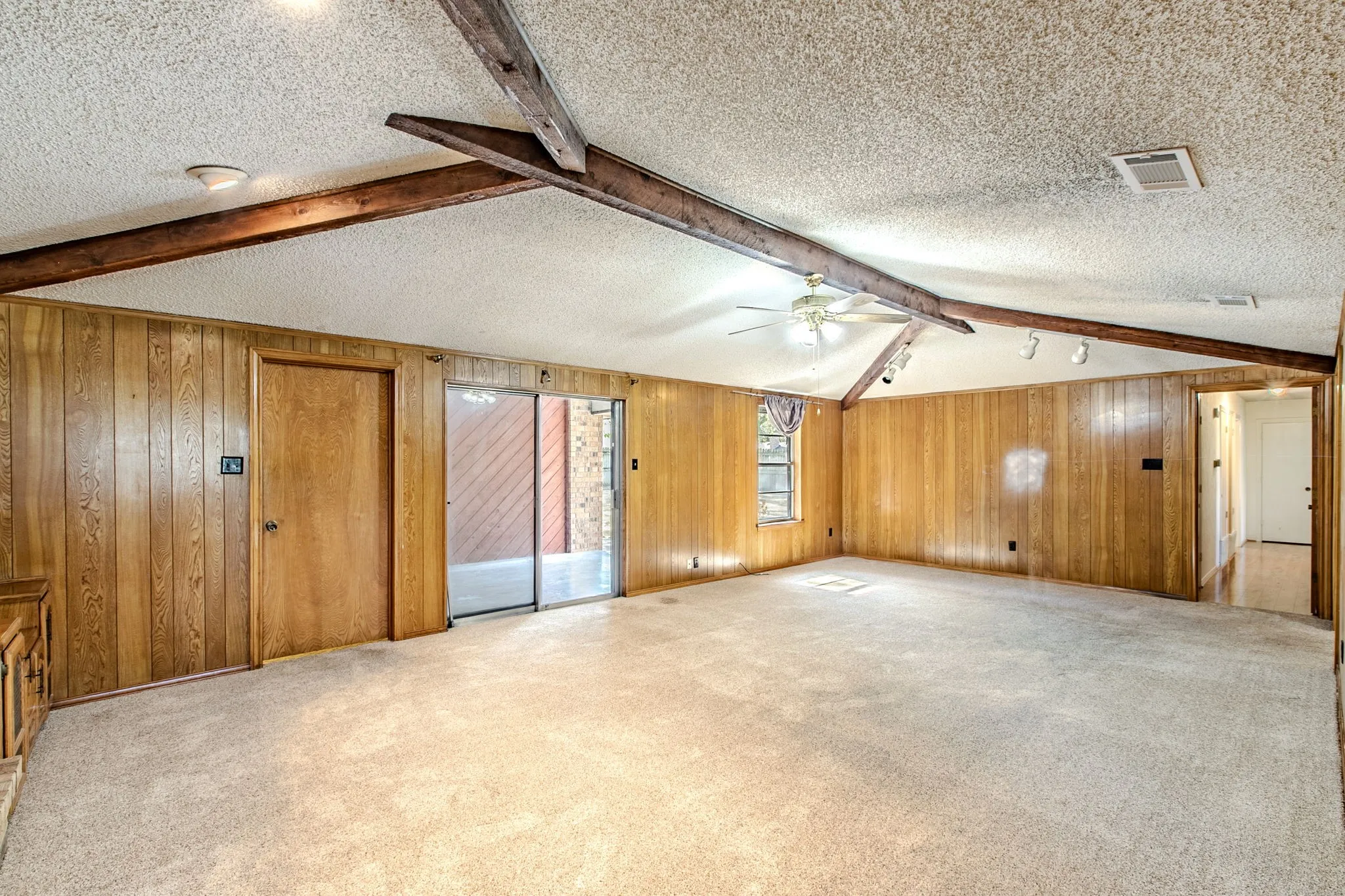 Single Family Residence For Sale in Dallas County , 528 Edmonds Way, De Soto, Texas 75115, 3 Bedroom, 2 Bathroom, 2 Garage spaces, 1,786 Sqft, built in 1978, mls#21376537, Real Estate Agent in De Soto, Homes For Sale in Dallas county, Homes For Sale in De Soto, Realtor in De Soto Texas, Real Estate Brokerage Independent Realty Texas, Luminita Cordes Realtor