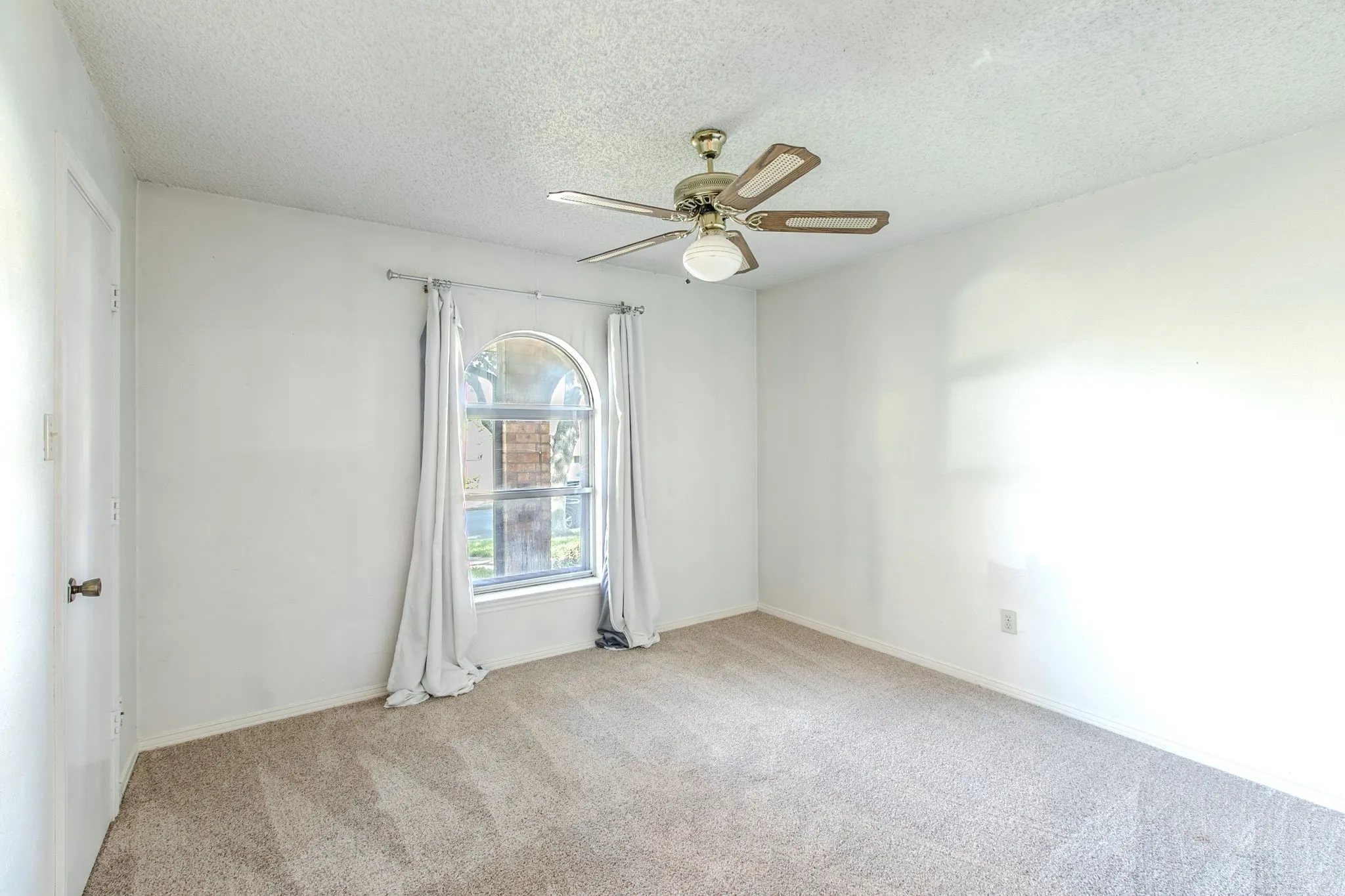 Single Family Residence For Sale in Dallas County , 528 Edmonds Way, De Soto, Texas 75115, 3 Bedroom, 2 Bathroom, 2 Garage spaces, 1,786 Sqft, built in 1978, mls#21376537, Real Estate Agent in De Soto, Homes For Sale in Dallas county, Homes For Sale in De Soto, Realtor in De Soto Texas, Real Estate Brokerage Independent Realty Texas, Luminita Cordes Realtor