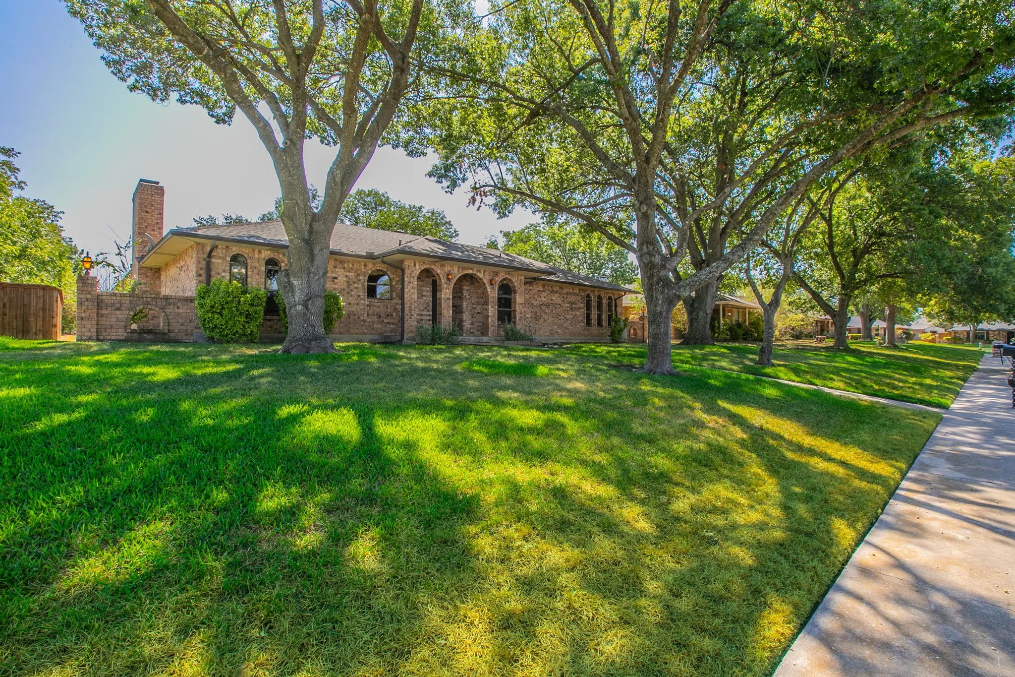 Single Family Residence For Sale in Dallas County , 528 Edmonds Way, De Soto, Texas 75115, 3 Bedroom, 2 Bathroom, 2 Garage spaces, 1,786 Sqft, built in 1978, mls#21376537, Real Estate Agent in De Soto, Homes For Sale in Dallas county, Homes For Sale in De Soto, Realtor in De Soto Texas, Real Estate Brokerage Independent Realty Texas, Luminita Cordes Realtor