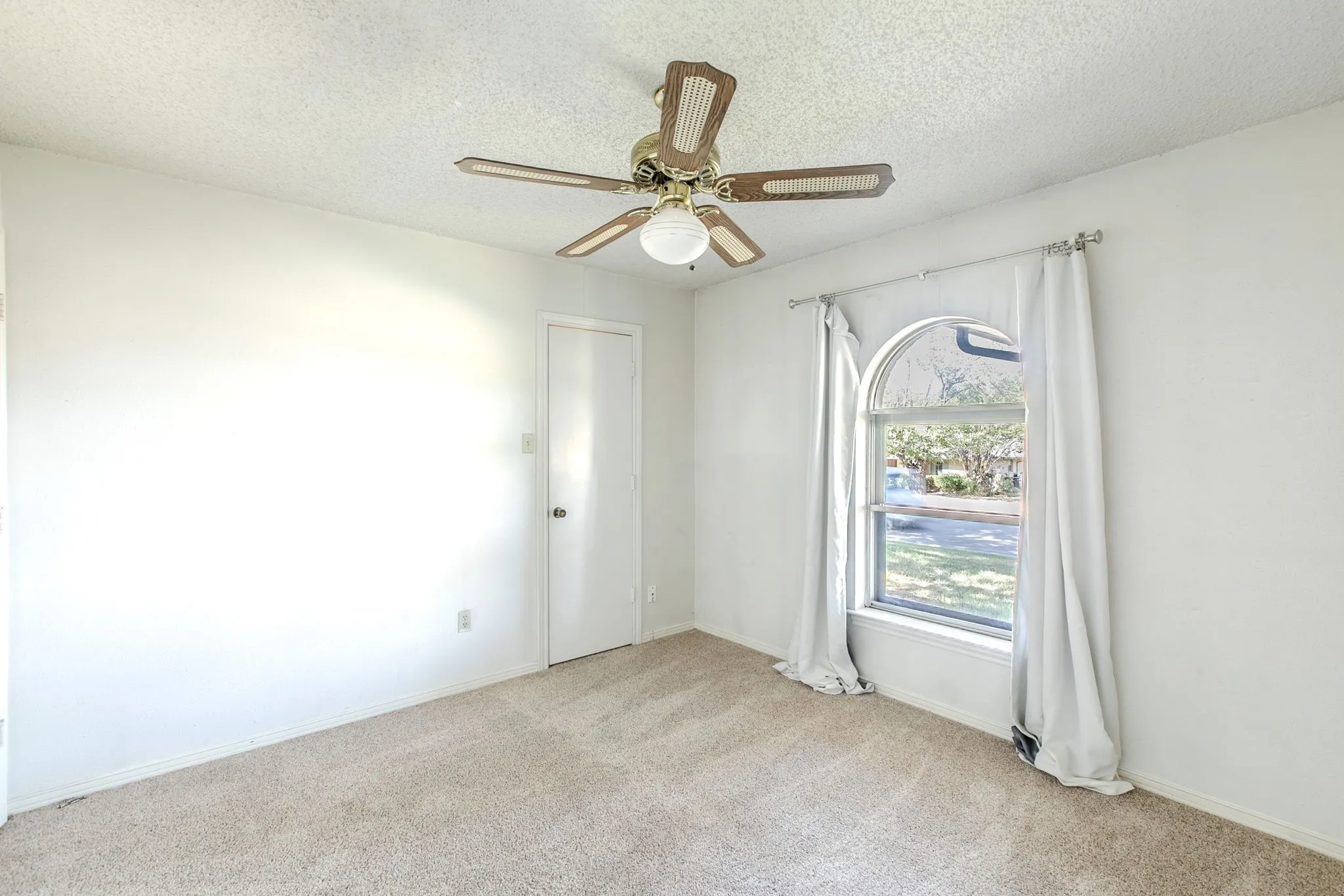 Single Family Residence For Sale in Dallas County , 528 Edmonds Way, De Soto, Texas 75115, 3 Bedroom, 2 Bathroom, 2 Garage spaces, 1,786 Sqft, built in 1978, mls#21376537, Real Estate Agent in De Soto, Homes For Sale in Dallas county, Homes For Sale in De Soto, Realtor in De Soto Texas, Real Estate Brokerage Independent Realty Texas, Luminita Cordes Realtor