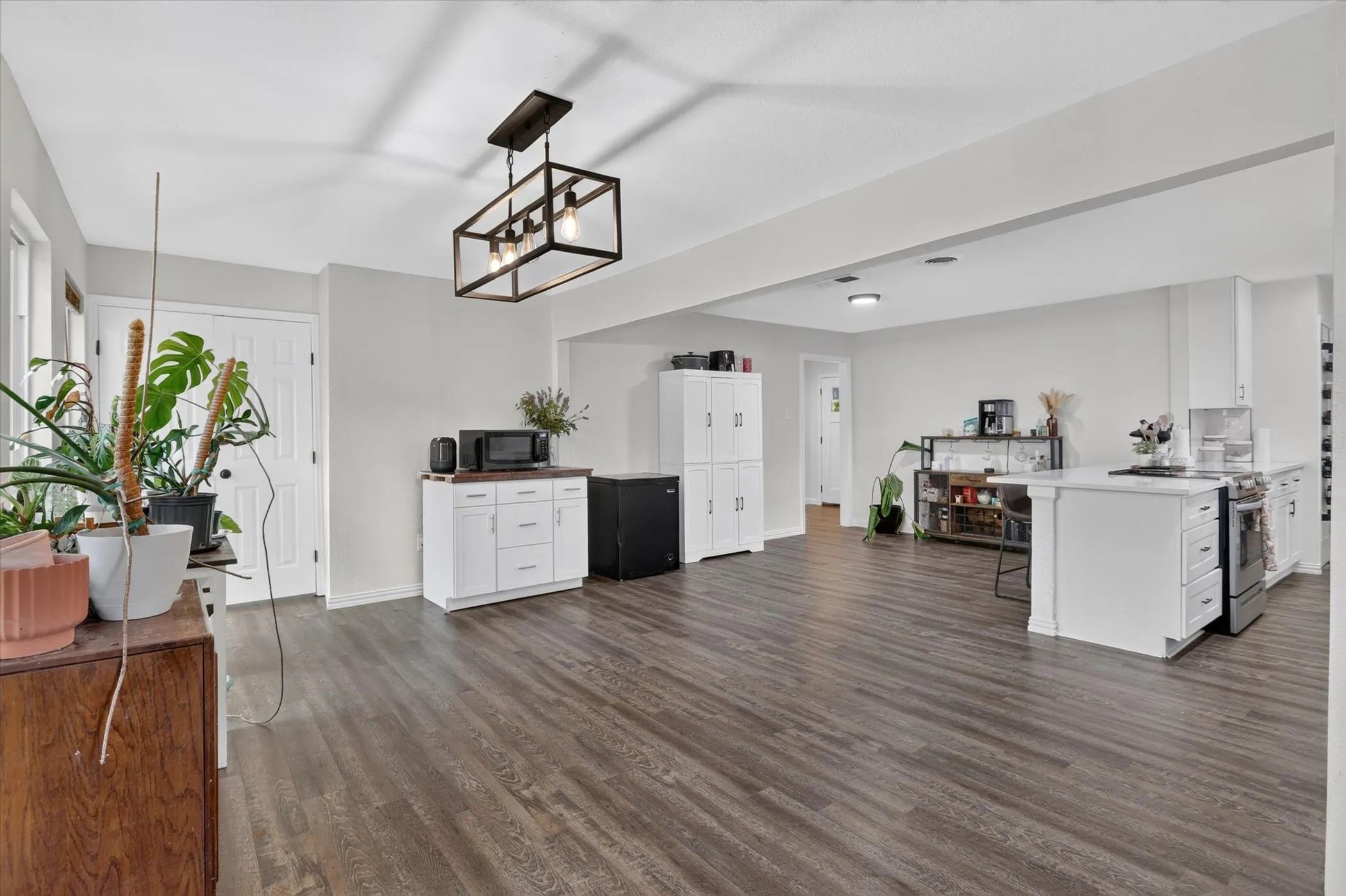 Single Family Residence For Sale in Tarrant County , 1325 Cloverdale Drive, Fort Worth, Texas 76134, 3 Bedroom, 2 Bathroom, 2 Garage spaces, 1,658 Sqft, built in 1958, mls#21370125, Real Estate Agent in Fort Worth, Homes For Sale in Tarrant county, Homes For Sale in Fort Worth, Realtor in Fort Worth Texas, Real Estate Brokerage Independent Realty Texas, Luminita Cordes Realtor