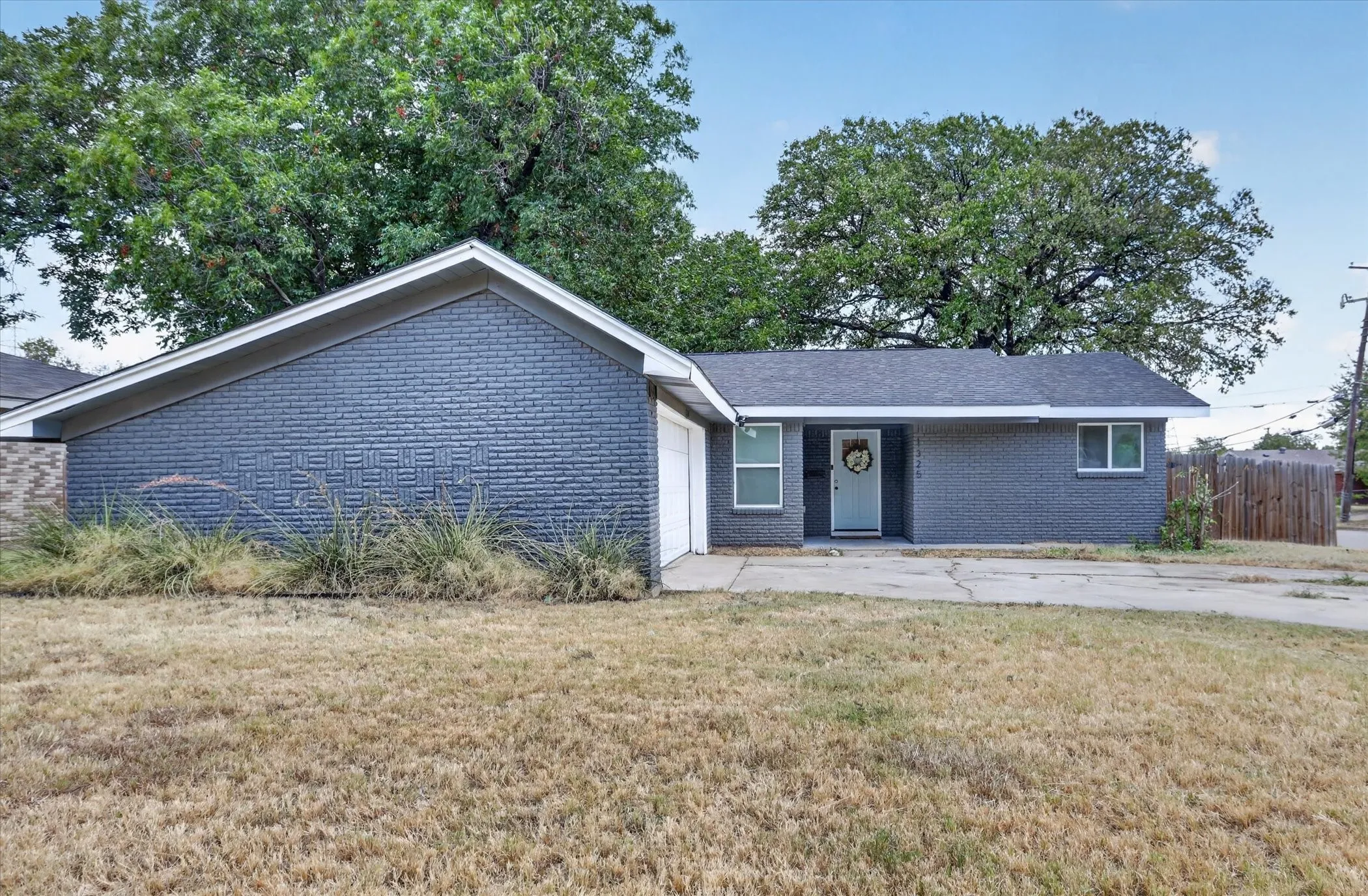 Single Family Residence For Sale in Tarrant County , 1325 Cloverdale Drive, Fort Worth, Texas 76134, 3 Bedroom, 2 Bathroom, 2 Garage spaces, 1,658 Sqft, built in 1958, mls#21370125, Real Estate Agent in Fort Worth, Homes For Sale in Tarrant county, Homes For Sale in Fort Worth, Realtor in Fort Worth Texas, Real Estate Brokerage Independent Realty Texas, Luminita Cordes Realtor