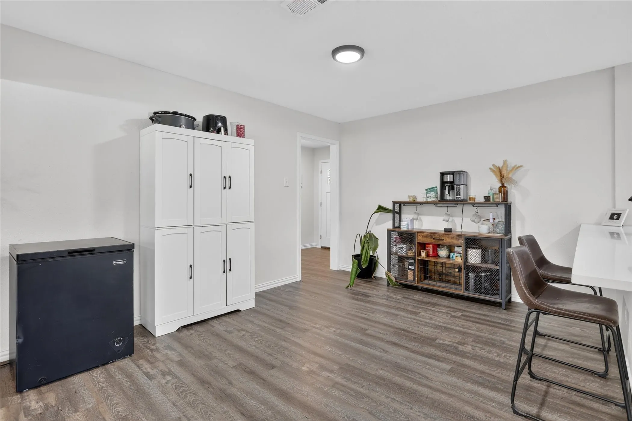 Single Family Residence For Sale in Tarrant County , 1325 Cloverdale Drive, Fort Worth, Texas 76134, 3 Bedroom, 2 Bathroom, 2 Garage spaces, 1,658 Sqft, built in 1958, mls#21370125, Real Estate Agent in Fort Worth, Homes For Sale in Tarrant county, Homes For Sale in Fort Worth, Realtor in Fort Worth Texas, Real Estate Brokerage Independent Realty Texas, Luminita Cordes Realtor