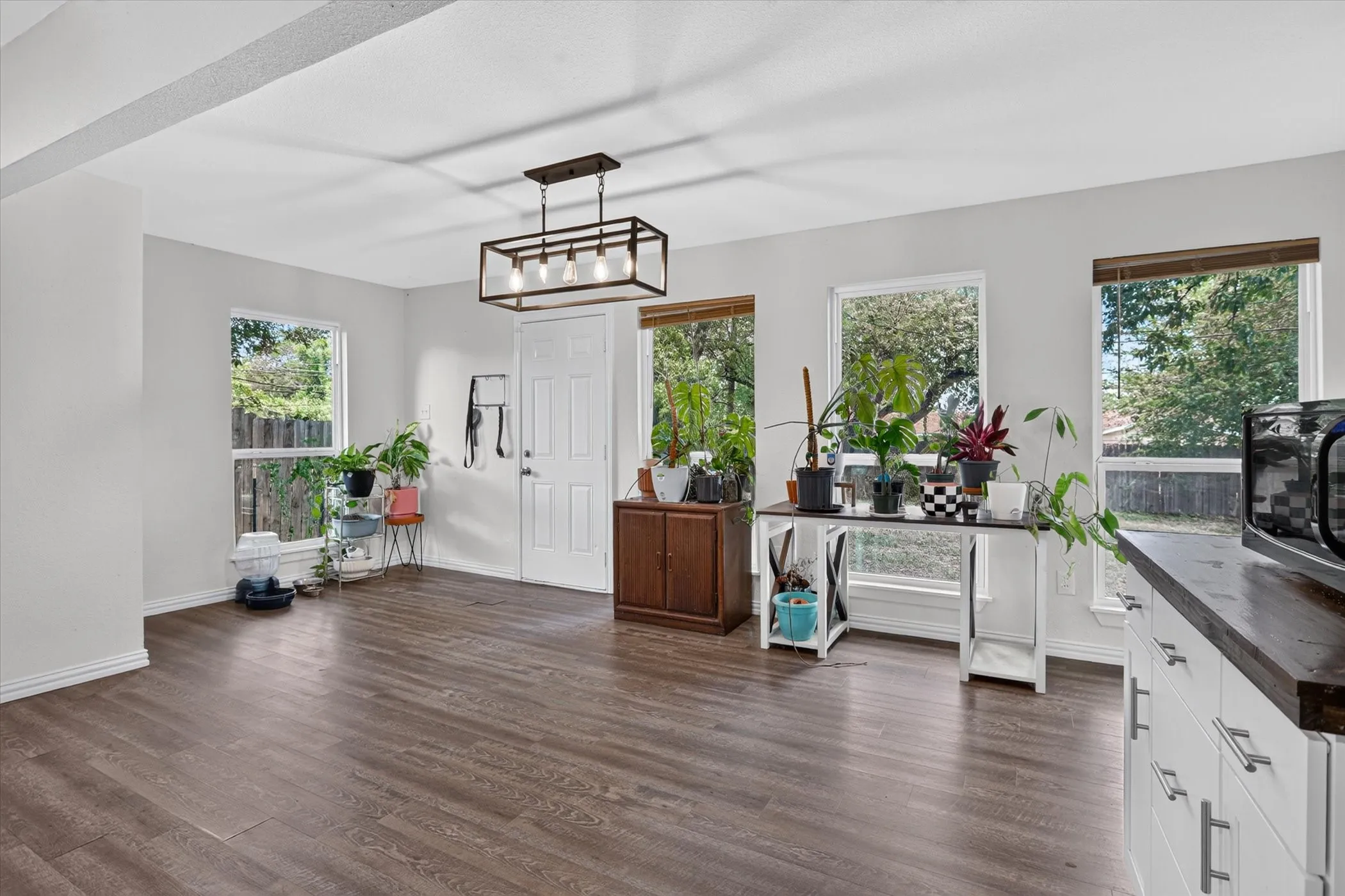 Single Family Residence For Sale in Tarrant County , 1325 Cloverdale Drive, Fort Worth, Texas 76134, 3 Bedroom, 2 Bathroom, 2 Garage spaces, 1,658 Sqft, built in 1958, mls#21370125, Real Estate Agent in Fort Worth, Homes For Sale in Tarrant county, Homes For Sale in Fort Worth, Realtor in Fort Worth Texas, Real Estate Brokerage Independent Realty Texas, Luminita Cordes Realtor