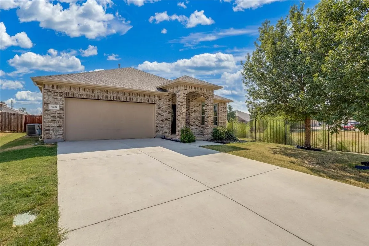 Single Family Residence For Sale in Tarrant County , 145 Hidden Creek Court, Saginaw, Texas 76131, 3 Bedroom, 2 Bathroom, 2 Garage spaces, 1,728 Sqft, built in 2017, mls#21376965, Real Estate Agent in Saginaw, Homes For Sale in Tarrant county, Homes For Sale in Saginaw, Realtor in Saginaw Texas, Real Estate Brokerage Independent Realty Texas, Luminita Cordes Realtor