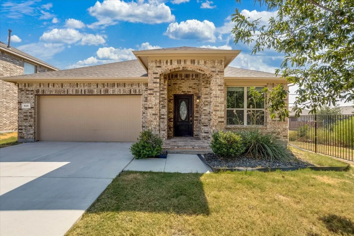 Single Family Residence For Sale in Tarrant County , 145 Hidden Creek Court, Saginaw, Texas 76131, 3 Bedroom, 2 Bathroom, 2 Garage spaces, 1,728 Sqft, built in 2017, mls#21376965, Real Estate Agent in Saginaw, Homes For Sale in Tarrant county, Homes For Sale in Saginaw, Realtor in Saginaw Texas, Real Estate Brokerage Independent Realty Texas, Luminita Cordes Realtor