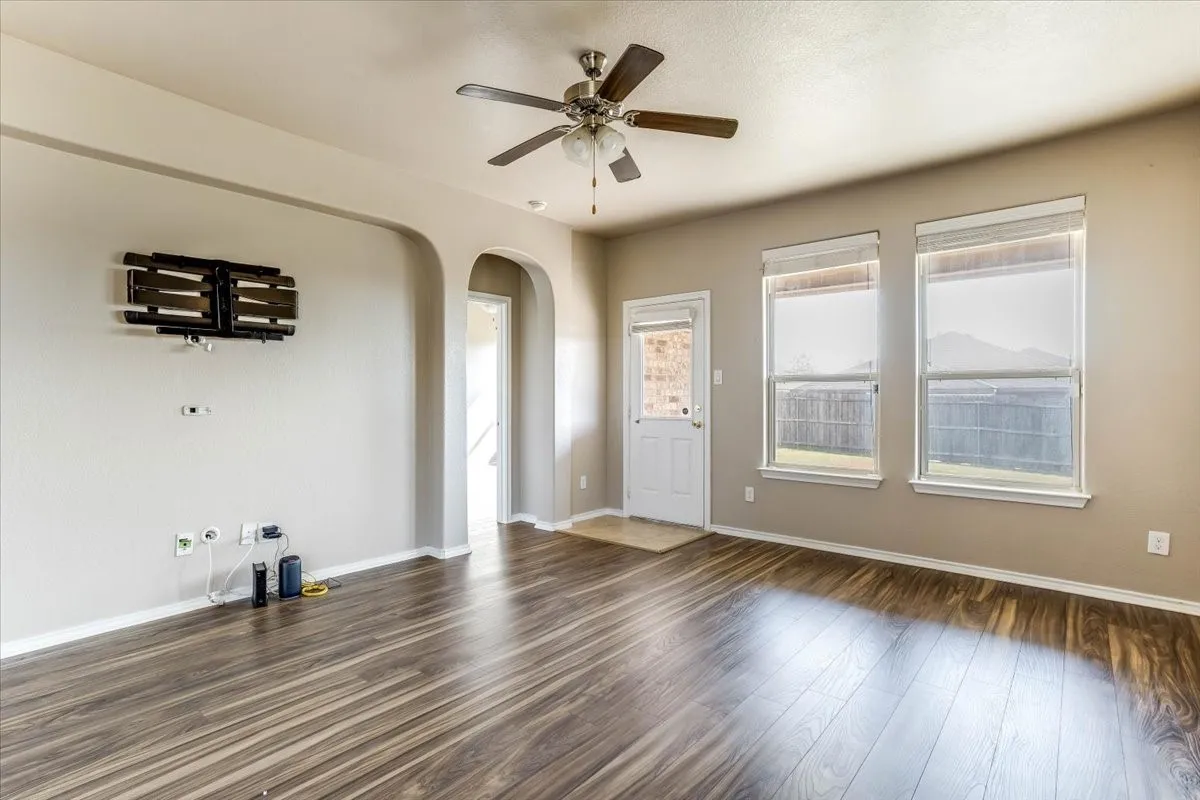 Single Family Residence For Sale in Tarrant County , 145 Hidden Creek Court, Saginaw, Texas 76131, 3 Bedroom, 2 Bathroom, 2 Garage spaces, 1,728 Sqft, built in 2017, mls#21376965, Real Estate Agent in Saginaw, Homes For Sale in Tarrant county, Homes For Sale in Saginaw, Realtor in Saginaw Texas, Real Estate Brokerage Independent Realty Texas, Luminita Cordes Realtor