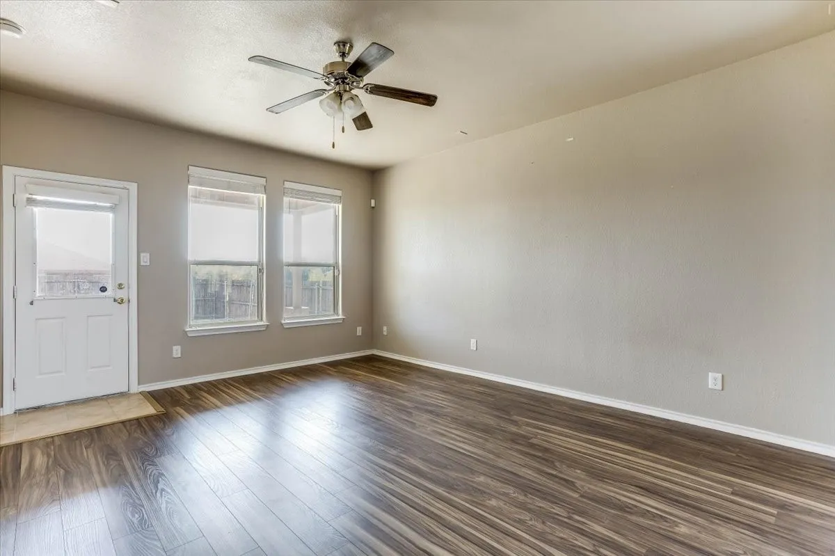 Single Family Residence For Sale in Tarrant County , 145 Hidden Creek Court, Saginaw, Texas 76131, 3 Bedroom, 2 Bathroom, 2 Garage spaces, 1,728 Sqft, built in 2017, mls#21376965, Real Estate Agent in Saginaw, Homes For Sale in Tarrant county, Homes For Sale in Saginaw, Realtor in Saginaw Texas, Real Estate Brokerage Independent Realty Texas, Luminita Cordes Realtor