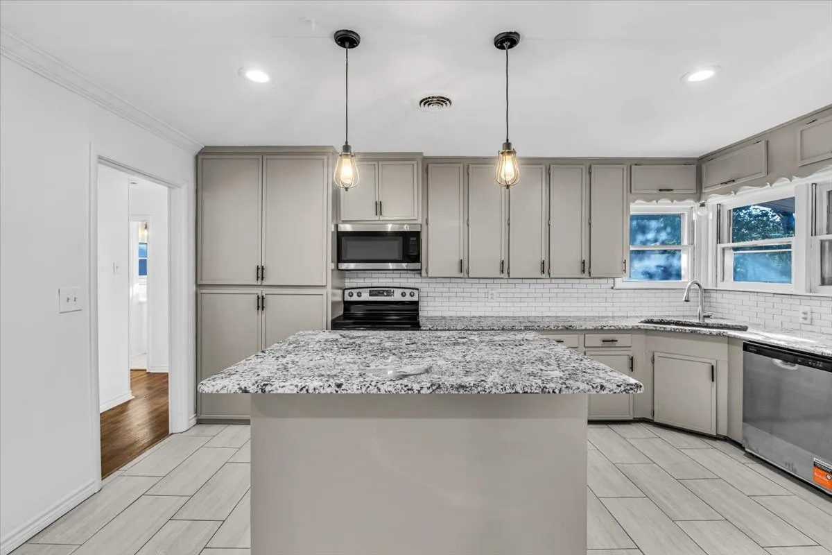 Single Family Residence For Sale in Tarrant County , 5316 Palmer Drive, Haltom City, Texas 76117, 3 Bedroom, 1 Bathroom, 1 Garage spaces, 1,350 Sqft, built in 1955, mls#21374885, Real Estate Agent in Haltom City, Homes For Sale in Tarrant county, Homes For Sale in Haltom City, Realtor in Haltom City Texas, Real Estate Brokerage Independent Realty Texas, Luminita Cordes Realtor
