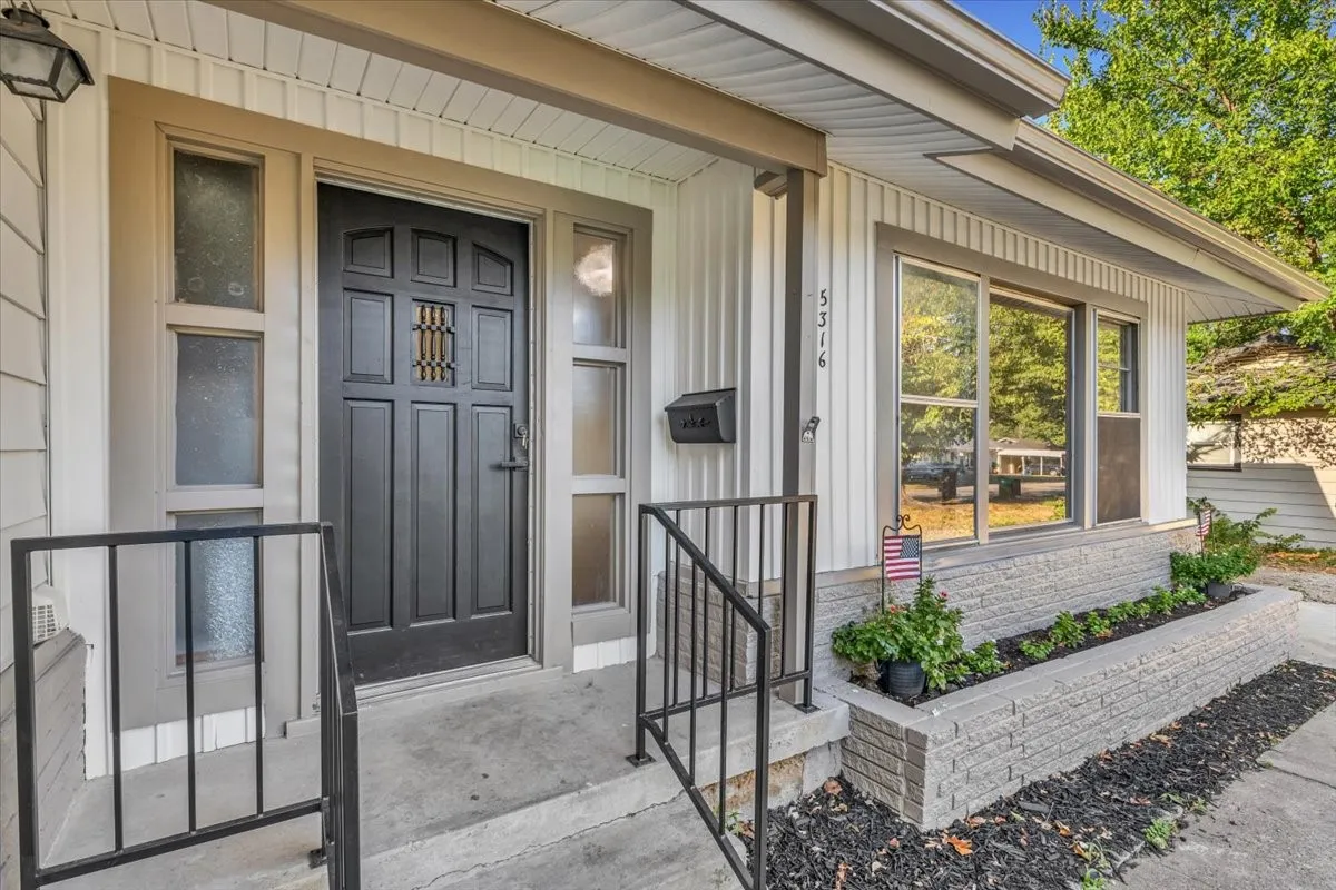 Single Family Residence For Sale in Tarrant County , 5316 Palmer Drive, Haltom City, Texas 76117, 3 Bedroom, 1 Bathroom, 1 Garage spaces, 1,350 Sqft, built in 1955, mls#21374885, Real Estate Agent in Haltom City, Homes For Sale in Tarrant county, Homes For Sale in Haltom City, Realtor in Haltom City Texas, Real Estate Brokerage Independent Realty Texas, Luminita Cordes Realtor