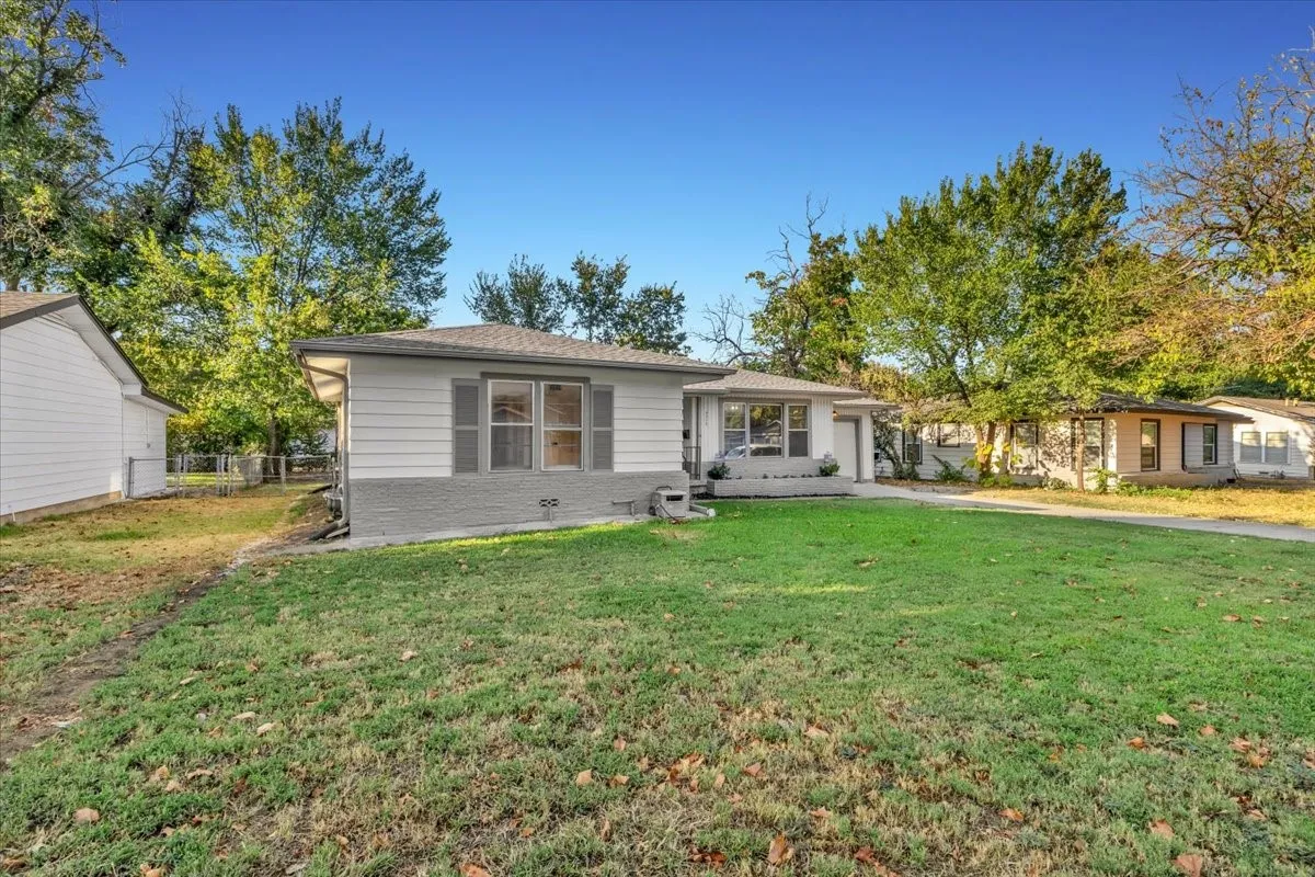 Single Family Residence For Sale in Tarrant County , 5316 Palmer Drive, Haltom City, Texas 76117, 3 Bedroom, 1 Bathroom, 1 Garage spaces, 1,350 Sqft, built in 1955, mls#21374885, Real Estate Agent in Haltom City, Homes For Sale in Tarrant county, Homes For Sale in Haltom City, Realtor in Haltom City Texas, Real Estate Brokerage Independent Realty Texas, Luminita Cordes Realtor
