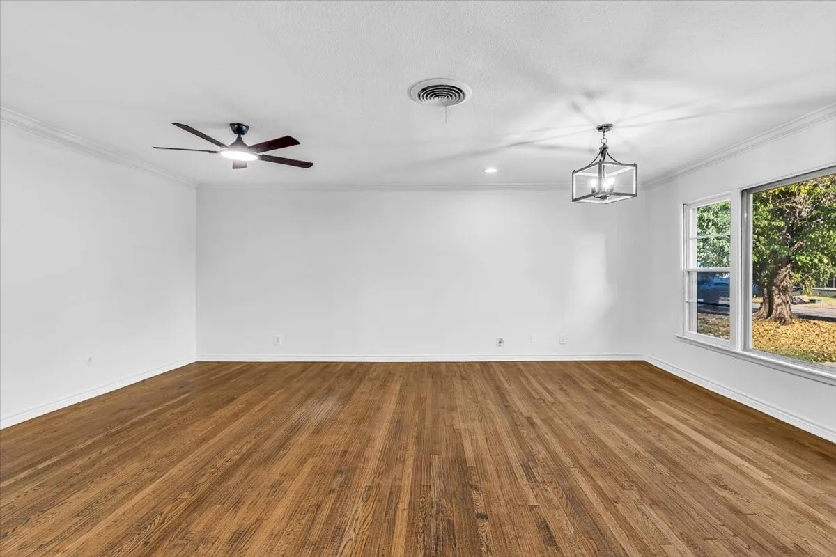 Single Family Residence For Sale in Tarrant County , 5316 Palmer Drive, Haltom City, Texas 76117, 3 Bedroom, 1 Bathroom, 1 Garage spaces, 1,350 Sqft, built in 1955, mls#21374885, Real Estate Agent in Haltom City, Homes For Sale in Tarrant county, Homes For Sale in Haltom City, Realtor in Haltom City Texas, Real Estate Brokerage Independent Realty Texas, Luminita Cordes Realtor