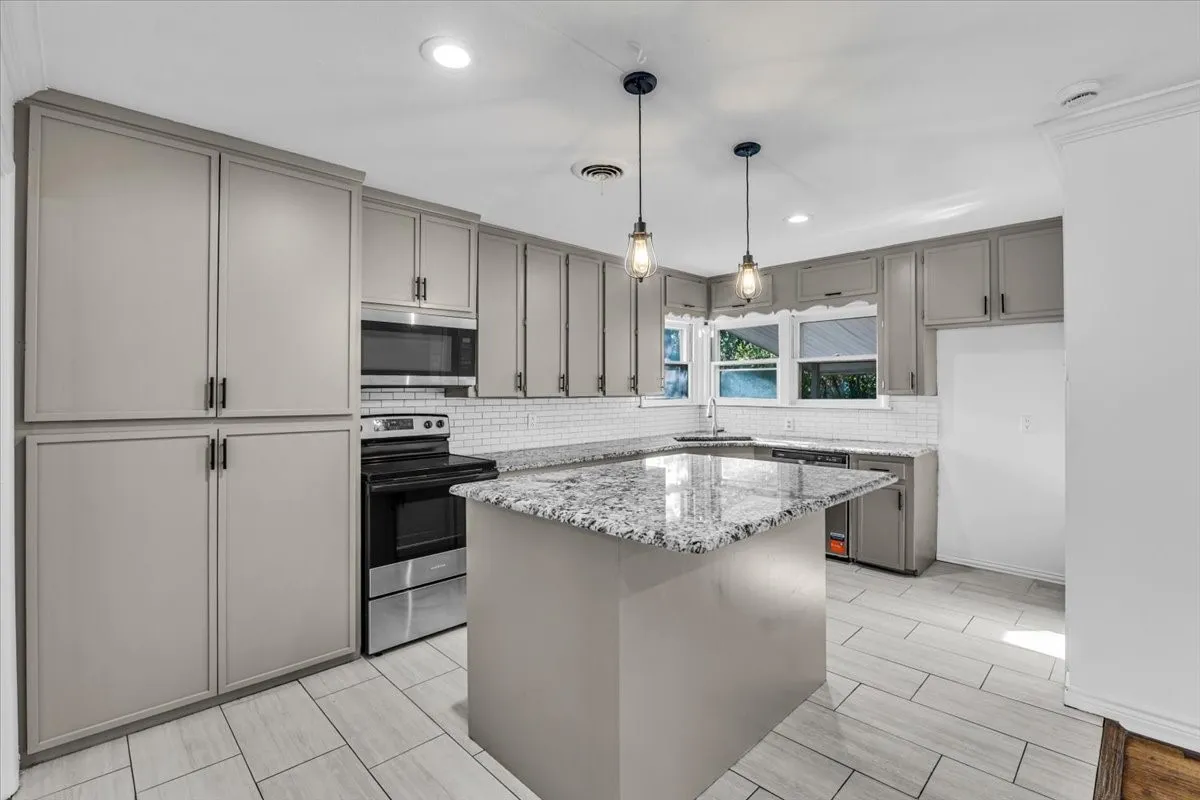 Single Family Residence For Sale in Tarrant County , 5316 Palmer Drive, Haltom City, Texas 76117, 3 Bedroom, 1 Bathroom, 1 Garage spaces, 1,350 Sqft, built in 1955, mls#21374885, Real Estate Agent in Haltom City, Homes For Sale in Tarrant county, Homes For Sale in Haltom City, Realtor in Haltom City Texas, Real Estate Brokerage Independent Realty Texas, Luminita Cordes Realtor
