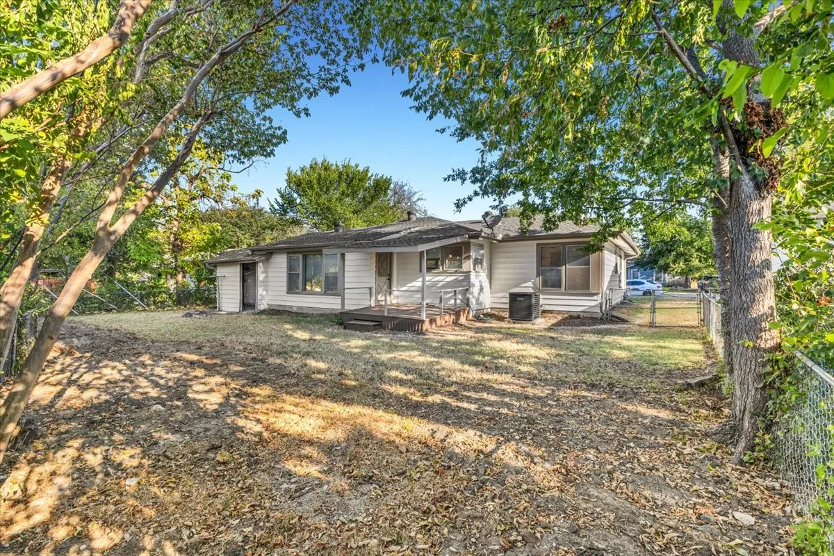 Single Family Residence For Sale in Tarrant County , 5316 Palmer Drive, Haltom City, Texas 76117, 3 Bedroom, 1 Bathroom, 1 Garage spaces, 1,350 Sqft, built in 1955, mls#21374885, Real Estate Agent in Haltom City, Homes For Sale in Tarrant county, Homes For Sale in Haltom City, Realtor in Haltom City Texas, Real Estate Brokerage Independent Realty Texas, Luminita Cordes Realtor