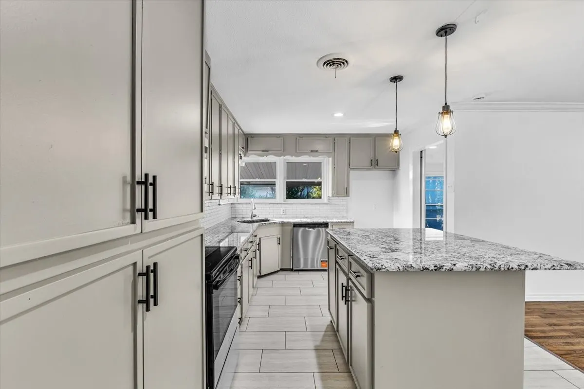 Single Family Residence For Sale in Tarrant County , 5316 Palmer Drive, Haltom City, Texas 76117, 3 Bedroom, 1 Bathroom, 1 Garage spaces, 1,350 Sqft, built in 1955, mls#21374885, Real Estate Agent in Haltom City, Homes For Sale in Tarrant county, Homes For Sale in Haltom City, Realtor in Haltom City Texas, Real Estate Brokerage Independent Realty Texas, Luminita Cordes Realtor