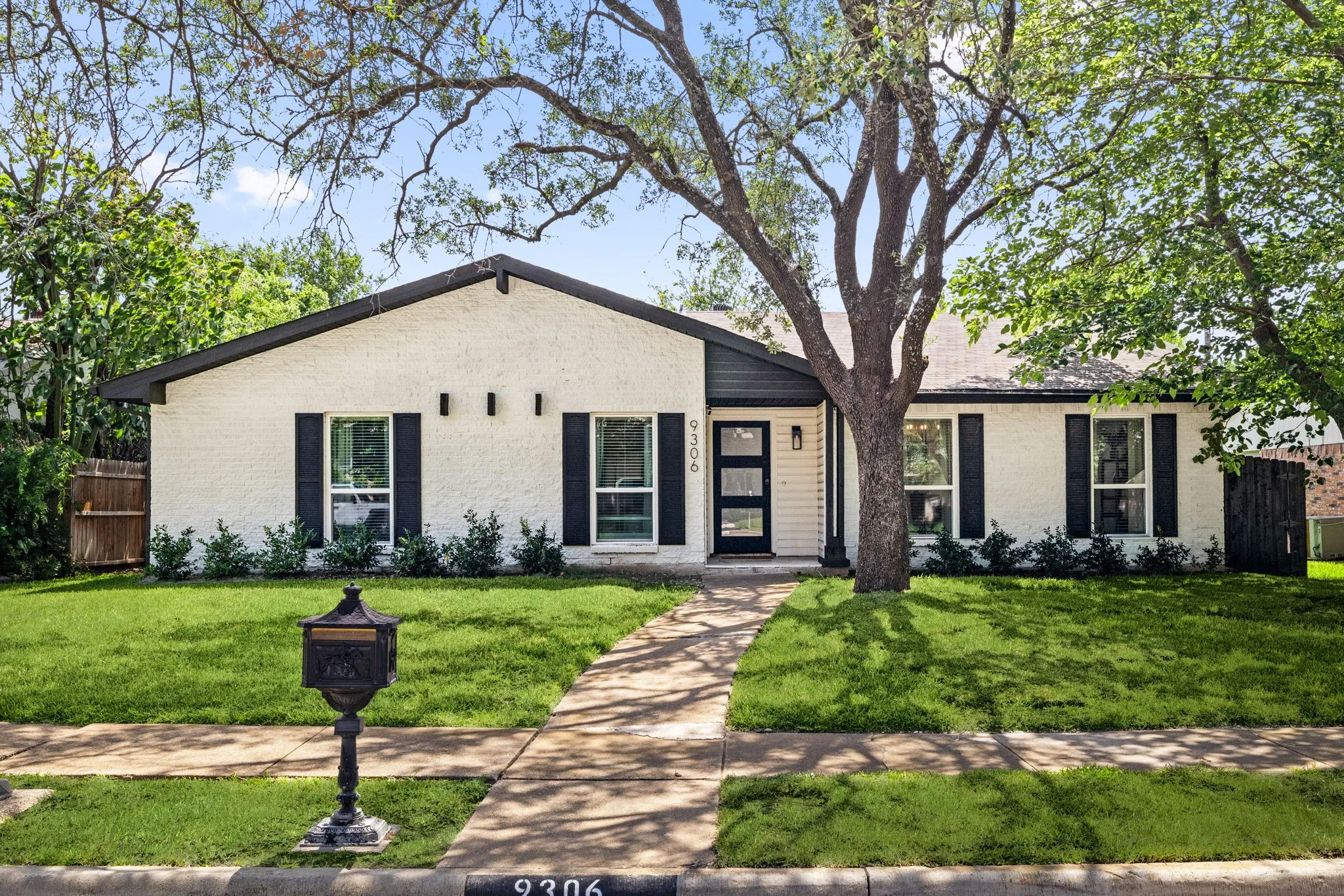 Single Family Residence For Sale in Dallas County , 9306 Rolling Rock Lane, Dallas, Texas 75238, 3 Bedroom, 2 Bathroom, 2 Garage spaces, 2,096 Sqft, built in 1974, mls#21376970, Real Estate Agent in Dallas, Homes For Sale in Dallas county, Homes For Sale in Dallas, Realtor in Dallas Texas, Real Estate Brokerage Independent Realty Texas, Luminita Cordes Realtor